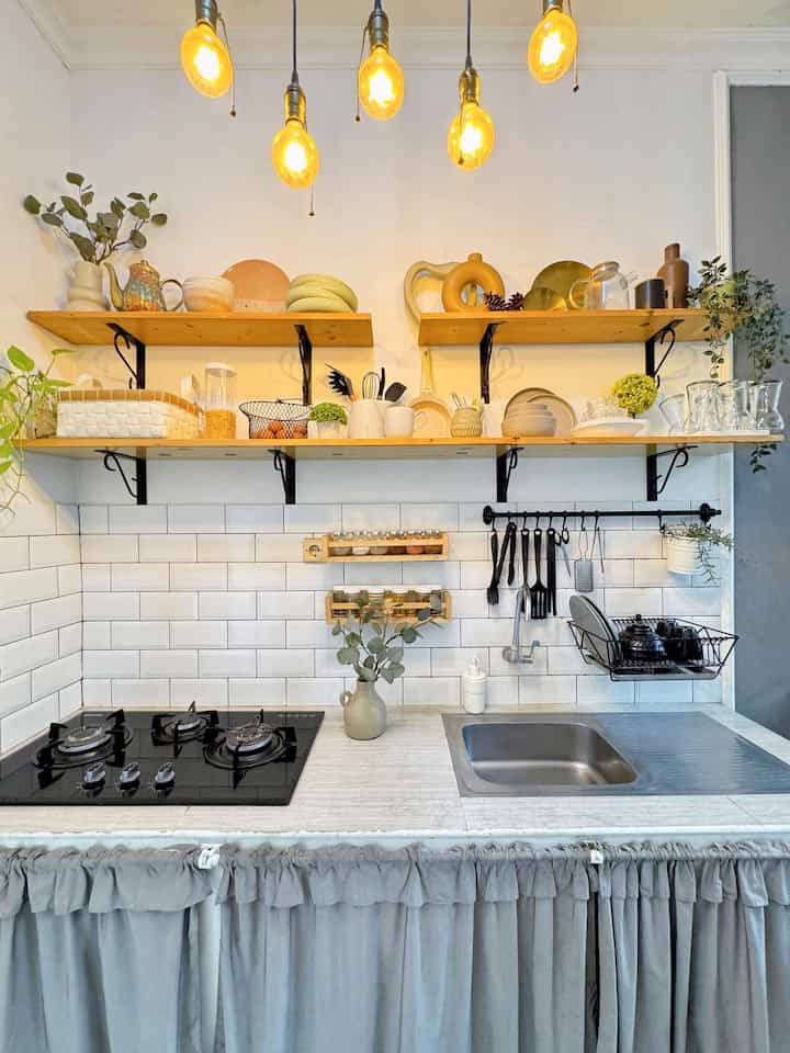 ✨ Kitchen Styling ✨

Caraku menata dapur di rumah tentunya dengan menyeragamkan tone supaya senada.
Abu-hitam-putih-kayu dan tentu saja sentuhan pastel dan gold, supaya tetap chentyl 💅🏻
Dapurku ini seperti perempuan yang terlihat tangguh dan kuat, tapi tetap memilki sisi feminim di dalamnya.
Pajangan-pajangan cantik di ambalan itu sebenarnya adalah perabotan dapur yang juga aku pakai sehari-hari, kuncinya adalah memilih perabotan yang memiliki look aesthetic, walaupun tidak melulu harus yang mahal.
Tidak lupa dikombinasikan dengan tanaman hidup dan artificial supaya tetap terlihat fresh.

#Kitchen
#Ambalankayu
#Kayujatibelanda
#Plavongypsum
#WarnaCatRumah
#Cat
#PajanganCantik
#Teflonpastel
#GelasAesthetic
#ArtificialPlants
#MakeOverDapur
#StylingDapur