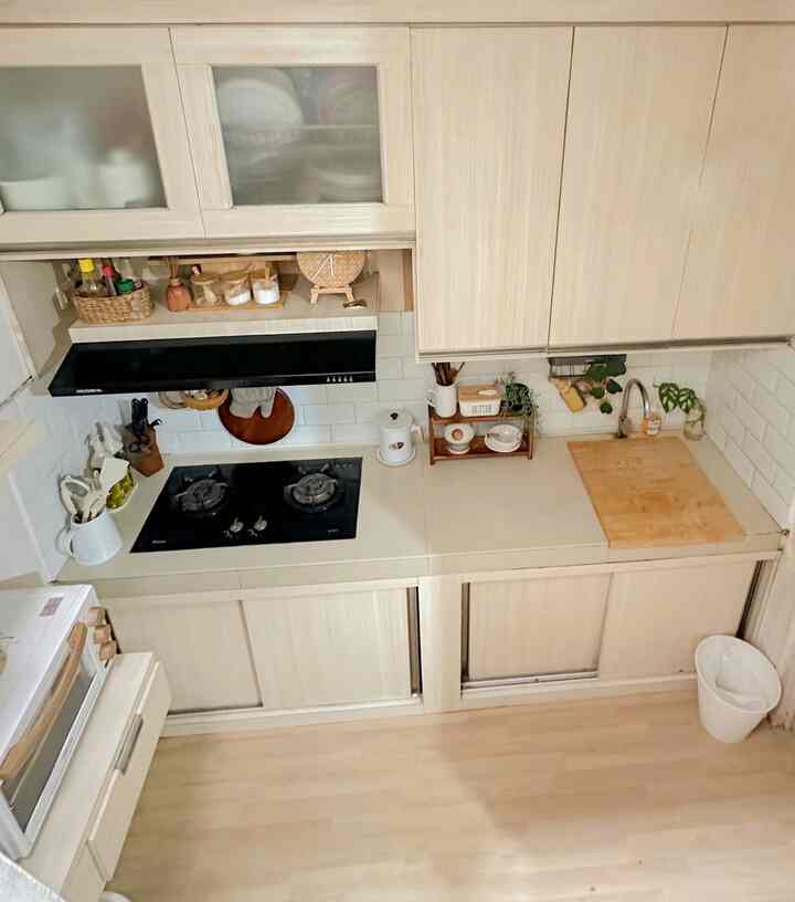 Dapur kami ini bertema minimalis karena tempatnya tidak begitu luas sehingga kami hanya memakai dekorasi yang simple dan tidak menambahkan banyak barang agar dapur kami tetap terlihat nyaman serta mengguna warna lantai dan kitchen set yang terang agar dapur kami memiliki kesan yg luas🤎 #cat #hpl #kitchenset #vinil #MakeOverDapur #StylingDapur #kitchensetMinimalis