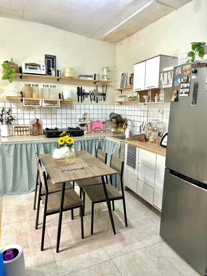 Hai tetangga Ohouse! Cara aku styling dapurku ini agar terlihat special walau ukurannya kecil dan dekorasinya sederhana adalah dengan menambah ambalan dan menaruh meja dan kursi makan didepan dapur, selain itu aku juga menambah kabinet dan rak agar telihat luas walu ukuran sebenarnya tidak seluas di tampilannya

Berhubung dapurku ini belum memakai kitchen set, aku menambahkan ambalan untuk membuat dapur makin cakep, penambahan kabinet dan rak juga menjadi alternatif agar dapur terlihat luas, selain itu penambahan kabinet dapur dan rak tujuannya agar ada dapur kering yang tidak dipakai masak dll, hanya untuk plating atau menyajikan masakan.

Dan untuk kursi meja makan yg aku simpan didepan dapur agar akses untuk menyajikan masakan dan makanan lebih cepat, looksnya juga makin cantik sih membuat dapur tidak begitu monoton dilihat.

#dapurku #dapur #dapursegaris #inspirasidapur #idedekordapur #dekorasidapur #dapurkecil #dapuridaman #ambalandapur #mejamakan #mejamakaninforma #printilandapur #rakdapur #rakpenyimpanan #rakpenyimpanan #kabinetdapur #kabinet #kabinetpira #kabinetputih #makeoverdapur #stylingdapur 