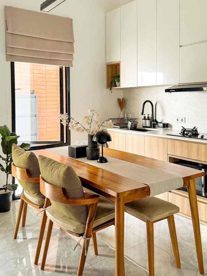 Memilih item dekorasi untuk area kitchenset & diningset ini sangat tricky buat kami. Selain karena kami ingin dapur tetap terlihat clean, area ini juga bisa nyaman untuk anak-anak kami.

4 new things at this kitchen & dining area :

1. Bantal Kursi
Ternyata menambahkan bantal kursi pada diningset bisa membuat vibes terasa beda dan anak-anak juga tampak sangat nyaman dengan adanya bantal kursi ini
2. Tanaman Artificial Juntai
Bosan dengan pajangan yg sebelumnya, kami mencoba menambahkan warna hijau pada area dapur ini, agar vibesnya terasa lebih fresh
3. Pajangan/Hiasan bebepa vas/pot ternyata cocok juga diletakkan di pojokan dapur kami
4. Masih dengan vas bunga yang sama, namun kami mengganti daun artificialnua dengan warna yang lebih fresh

Harga 4 items tersebut sangat affordable loh, rata-rata under 100k ✨
Teman-teman bisa langsung cek link nya juga ya.
Semoga menginspirasi 🙌🏻☺️

#KitchenSet #KitchenSetMinimalis #DiningSet #DiningSetMinimalis #MejaMakanMinimalis #JapandiKitchenSet #BantalSofaMurah #TanamanArtifisial #VasBungaEstetik #SpillBarangMurah #RekomendasiProduk