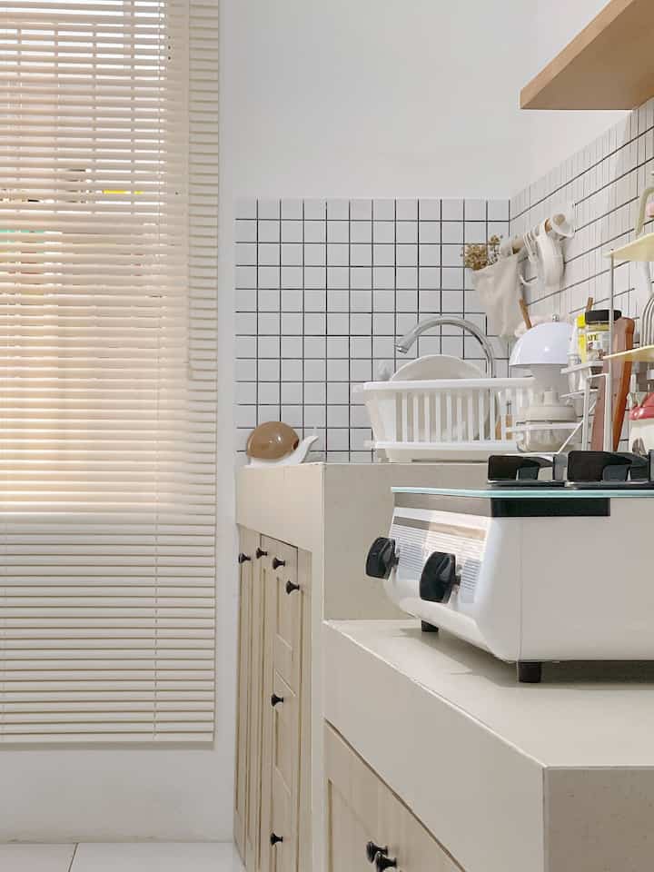 Styling Dapur 
Aku menstyling dapur dengan tema korean house aku cari inspirasi dapur dari pinterest untuk meja dapur aku pakai beton keramik terazo, untuk dinding dapur aku pakai keramik mozaik.
Kitchen set aku costum dengan warna kayu natural biar terkesan lebih warm,aku pakai cat jotun sky light, untuk gorden aku pakai rolling blind biar kucing ga bisa masuk lewat jendela karena kucing tetangga suka masuk2 hihi… 
Untuk lantai aku pakai keramik biasa ya sebenarnya kepingin sih pakai vynil tapi pertimbangannya agak riskan juga soalnya kena cipratan air dan minyak kayaknya kurang well aja sih menurutku. Untuk printilan aku hanya pakai ambalan motif kayu, rak bumbu rak cuci piring itu saja simpel biar tidak terkesan ramai lebih minimalis. 

#warnacatrumah #cat #kitchensetminimalis
#makeoverdapur #stylingdapur #minimalis 
#koreanhouse #aesthetic #decorasidapur
#homedecore