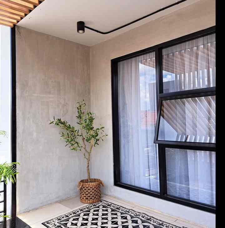 Ngikutin trend boleh tapi jangan fomo ya, sesuaikan dengan kebutuhan kita & ga harus saat itu juga punya misal kala itu lgi lagi rame2nya pohon olive tree fake setelah menimang2 karna harganya juga lumayankan ya di IG udah banyak yg punya ngrasa sebagus itu, begitu ada kesempatan dpt voucher baru deh beli pojokan jadi lebih fresh tanpa harus nyiram.
Untuk kelur dari yg udah ada juga ga ada salahnya kita berani explore tapi ttep didiskusikan dengan ahlinya ya, contoh pemasangan wpc Duma untuk outdoor umumnya digunakan sebagai dekorasi pagar tapi karna pgn atas balkon ada sensasi kek rumah di Jepang, akhirnya nanya ke sales Duma nya memungkinkan ga klo dipasang diatas, so far menuju 3tahun Alhamdulillah masih aman 


#spillbarangmurah #rekomendasiproduk #olivetree #bestbuy #kanopibalkon #wpcduma #gordenblackout