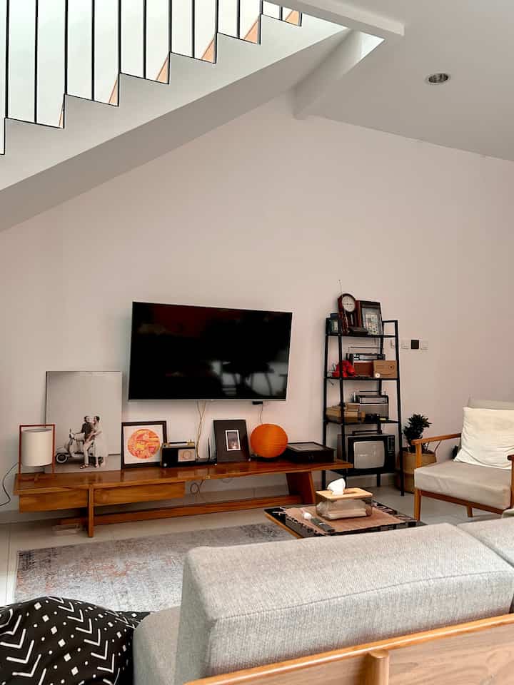 Top 4 items ✨
Semuanya dibeli di e commerce dan sangat terjangkau 🙌🏻

1. Lampion kain dengan harga terjangkau dan lebih tahan lama sebagai pengganti kap lampu lama kami. Ternyata dengan adanya lampion warna oranye ini berdampak besar untuk keseluruhan style rumah (japandi x mid century)dan ambience malam hari jadi sangat berubah.
2. Keset di dapur. Sebelumnya hanya pakai keset handuk biasa sehingga mudah bergeser dan gampang kotor. Kali ini keset kami pilih dari kulit sintetis lebih mudah dibersihkan dan karet di bawahnya membuat tidak lagi bergeser geser. Motifnya pun memberi elemen dekoratif dan warna di dapur kami.
3. Storage kabel. Sebelumnya kabel di ruang kerja sangat berantakan. Karena butuh stop kontak yang banyak, maka kami menggunakan kotak yang cukup besar dengan warna yang sesuai style rumah kami.
4. Lampu 360 di kamar utama. Lampu ini bisa berganti warna dan tingkat keredupan serta bisa diarahkan cahayanya sesuai keinginan kemana pun. Pemasangan juga mudah bisa langsung ditempel ke dinding, tidak perlu paku ataupun sambungan kabel karena rechargeable 👍🏻

#Lampu #LampuMeja #CableStorage #KesetDapur #KesetEstetik #LampuBaca #Lampu360 #Lampudinding #SpillBarangMurah #RekomendasiProduk #LivingRoom #WorkingSpace #Bedroom #Kitchen