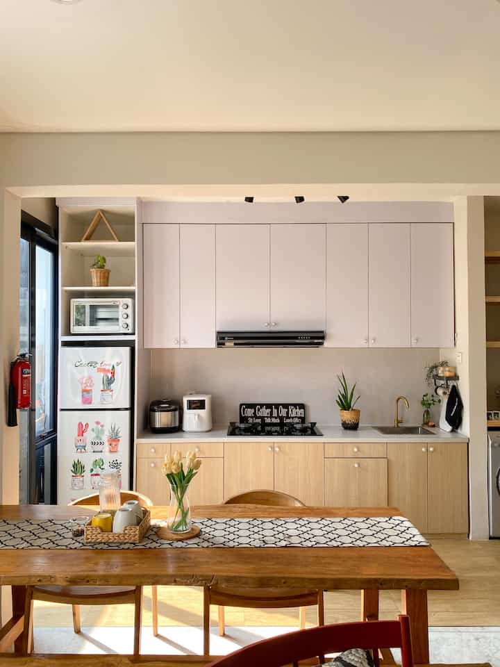 Tips memiliki dapur dengan menggunakan konsep open space adalah memaksimalkan penyimpanan pada kabinet kitchen set

Karena area yang terbatas dan kami ingin memaksimalkan area pada dapur , untuk itu kami menerapkan full kabinet. Karna area dapur langsung terEkspose dengan area makan dan ruang keluarga , segala perlengkapan dan perintilan dapur kami simpan di dalam kabinet. Ini adalah kunci ruanga ttp bisa terlihat rapih meskipin dapur terlihat langsung tanpa sekat pembatas

#hpltaco
#kitchenset
#fullkabinet
#makeoverdapur
#stylingdapur
#segehouse