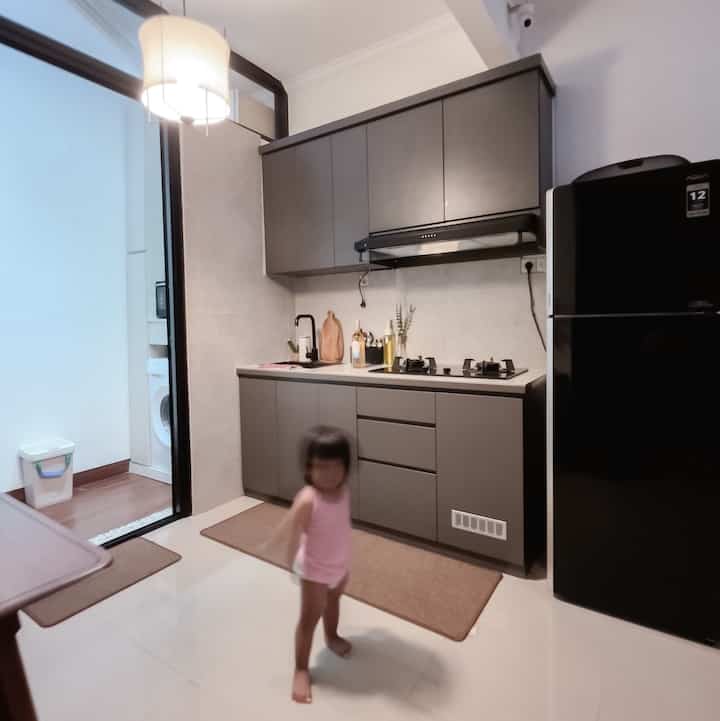 Posisinya yang berada langsung di satu area dining serta living room, maka kitchen ini aku design seperti ala apartment. Bentuknya yang hanya segaris, dengan kabinet atas bawah. ini menjadi prioritas buat aku supaya semua barang perintilan bisa masuk kedalam kabinet dan tidak berceceran diluar. 

aku mau yang simple aja, sebisa mungkin bersih dan rapih saat masak ataupun setelah masak. 🤍🩶 

#kitchenset #kitchensetminimalist #stylingdapur #makeoverdapur #dapursegaris #dapurmodern #dapurmungil 