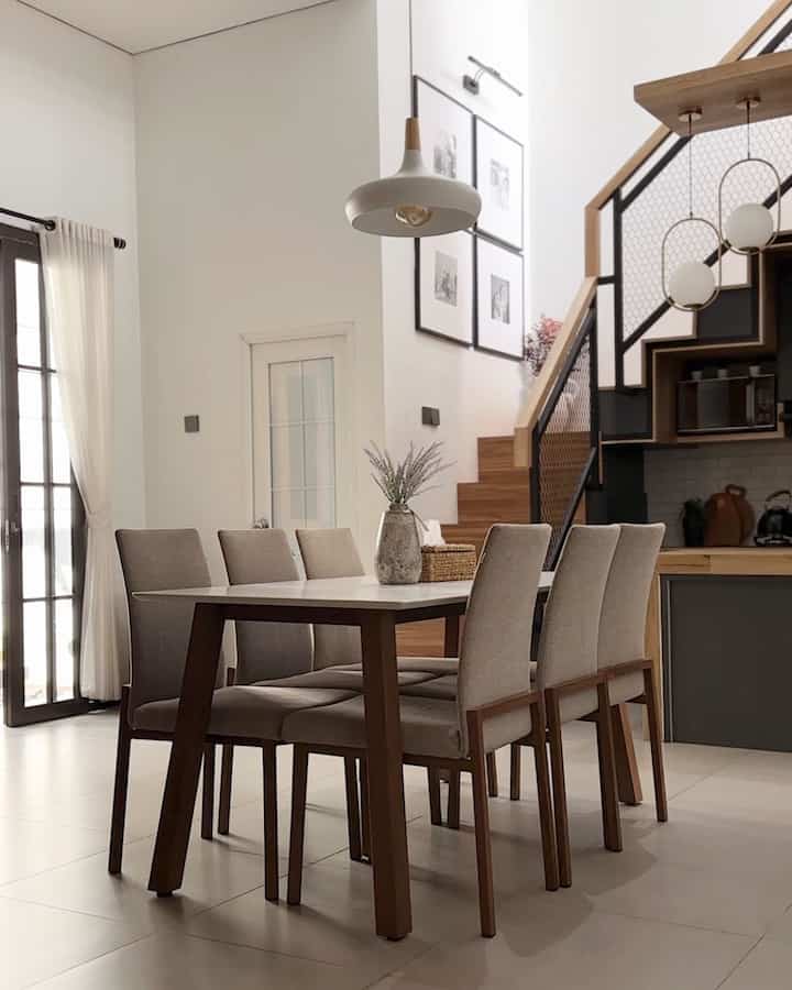 Selain mengutamakan fungsi dapur itu sendiri, model dapur juga harus dipertimbangkan dengan matang agar sesuai kosep interior rumah. 

Sebelumnya kami membuat modboard terlebih dahulu unutuk menentukan style dan konsep dapur sesuai dg kebutuhan kita melalui beberapa refensi yg ada di aplikasi pinterest dan ohouse 

Warna netral dan garis tegas di setiap kabinet membuat dapur ini lebih minimalis. Penggunaan lampu gantung dan kitchen island sebagai dekorasi utama model dapur industrial minimalis sesuai dg tema rumah kami. 

Selebihnya untuk pencahayaan bergantung pada lampu-lampu biasa atau sinar matahari yg masuk melalui pintu jendela.

#kitchensetminimalis #hplabu #backsplash #lampugantungdapur #dapurindustrial #kitchenset #makeoverdapur #stylingdapur


 