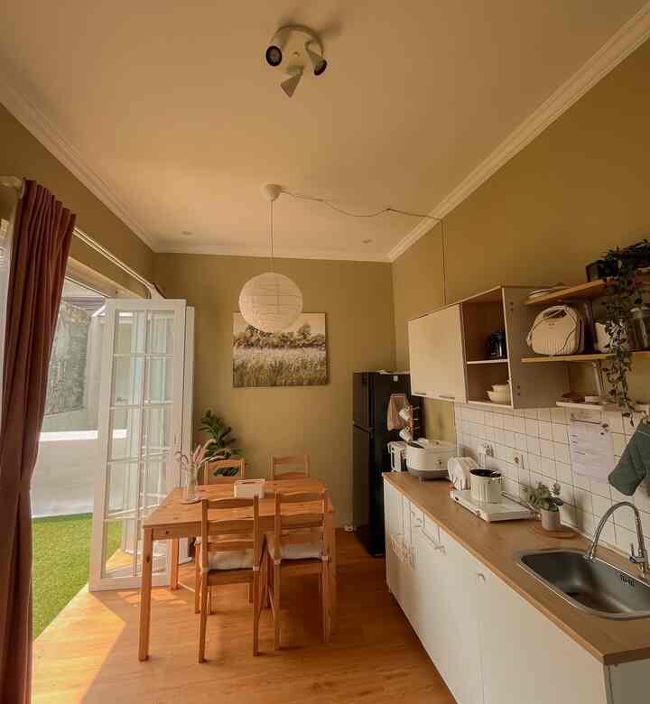 Karna rumah ini mengusung konsep open plan, dimana buka pintu langsung keliatan ampe ujung jadi harus banget punya dapur yang estetik. Dapurku yang mungil harus terlihat menarik dengan cara menetapkan pallete warna yang matching dengan kitchen set nya. Dapur kami dominan white wood dengan sedikit sentuhan maroon dan hitam. Jadi item dekorasi dan printilan dekor area dapur menyesuaikan palete yang moslty warna putih. Kami juga menambah beberapa lighting di area ini agar ambience nya lebih warm.

#kitchensetikea #kitchensetjapandi #knoxhultikea #kitchensetminimalis #MakeOverDapur #StylingDapur #inspirasidapur #homesweethome