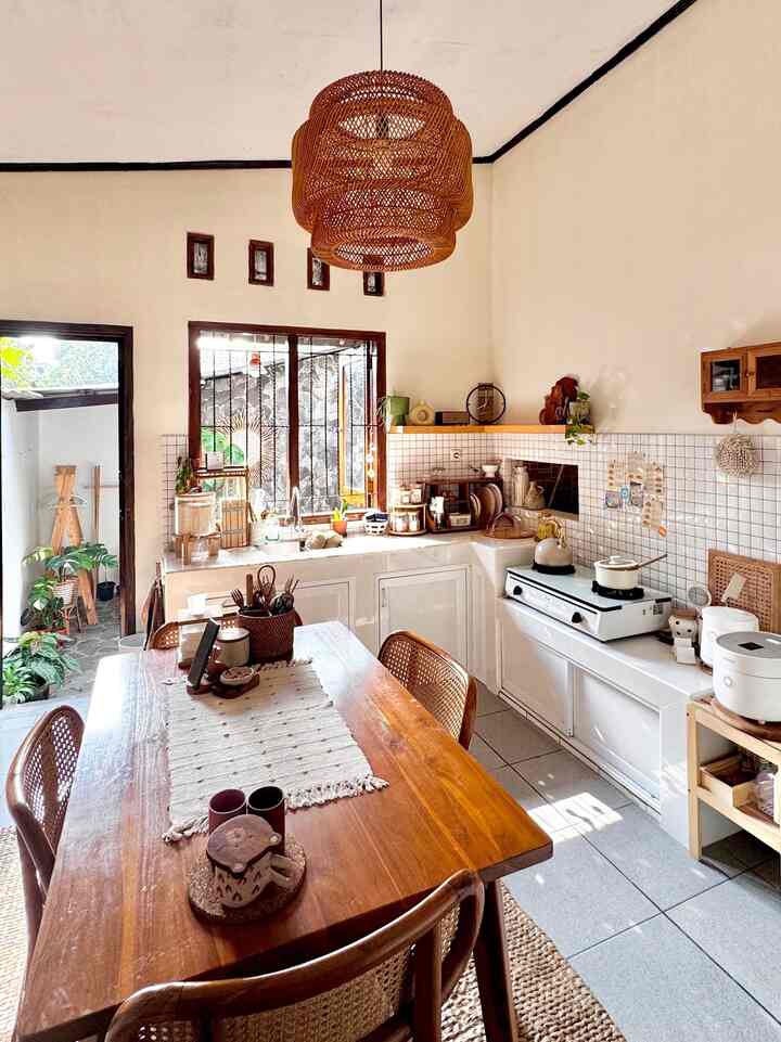Hay hay tetangga Ohouse ! 
Happy weekend 
Kali ini aku mau sharing cara aku styling dapurku
Dapur dan meja makan ada di ruangan yang sama, bertujuan untuk mempermudah aku dalam proses masak dan menyiapkan makanan untuk keluarga, di dapurku ini banyak sentuhan kayu, membuat dapur ku lebiy warm. Semoga menginspirasi ✨ 


#lampugantungrotan 
#ambalandapur
#lemarigantungkayu
#lampugantungkayu
#toplesplastik
#ulekanestetik
#rakbumbu
#dapurestetik
#makeoverdapur 
#stylingdapur