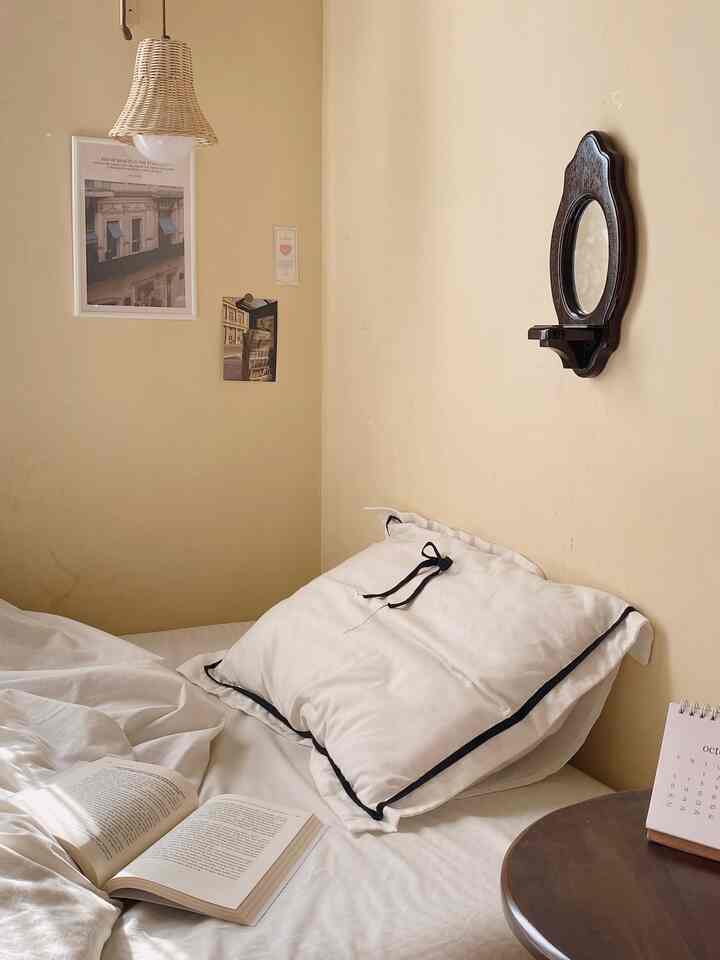 4 best buy aku belakangan ini...
Ke empat-empatnya merupakan item dekoratif yang cenderung kecil, tapi berhasil banget ngejadiin vibes kamar tidurku jadi korean vintage look kaya gini

#spillbarangmurah
#rekomendasiproduk
#inspirasikamartidur
#homedecorlowbudget
#koreanvintageroom