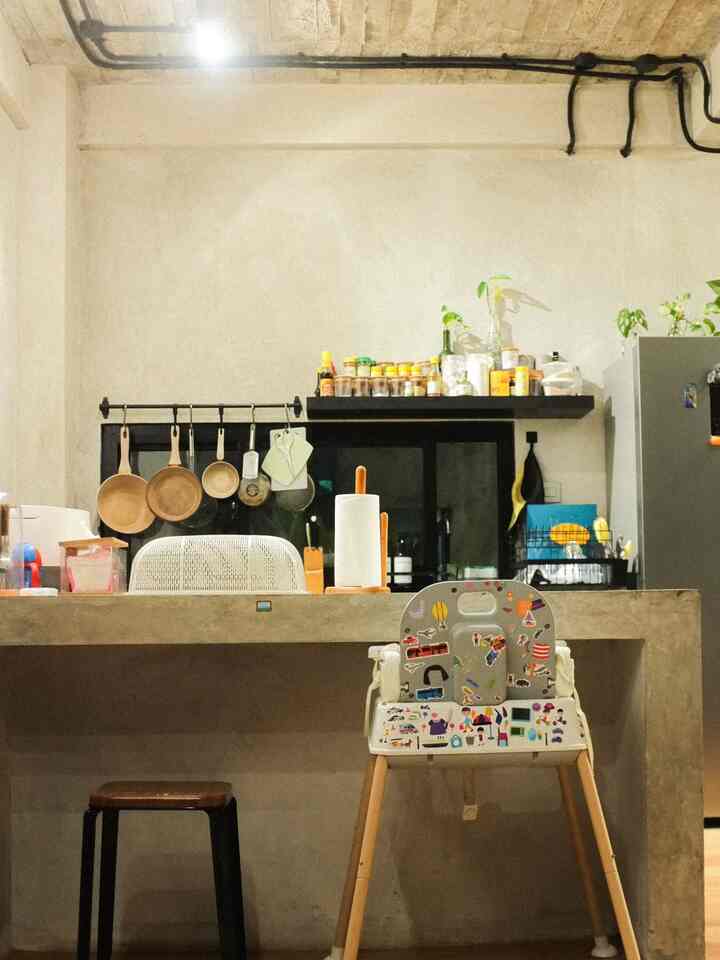 Konsep dapur kami bergabung dengan ruang makan. Kenapa? Karena satu dengan ruang yang terbatas dan juga karena bisa masak sambil ditemani anggota keluarga dehh.
Kalo untuk styling dapur kami tidak terlalu banyak elemen, lebih tetap dengan konsep open spacenya kami yang dimana serba ekspos 
#MejaIslandBeton
#MakeOverDapur
#StylingDapur
#RumahTumbuh
#RumahIndustrial