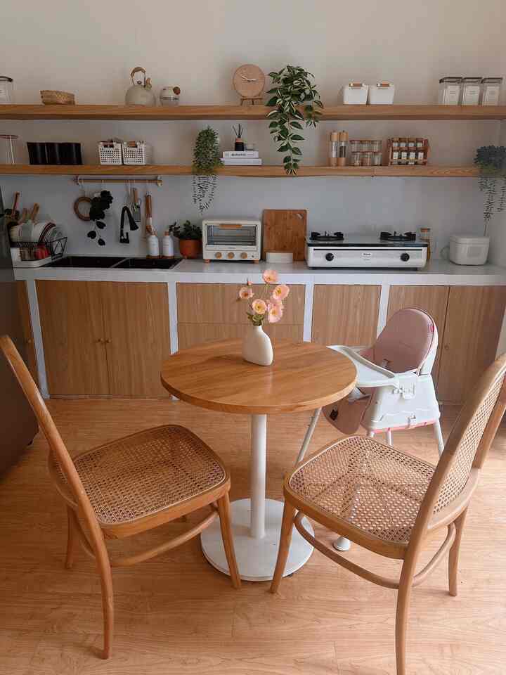 Styling Dapur 🏠👩‍🍳🥘🤗

Di dapur sederhana ini, aku gunakan PVC interior film pada semua pintu kabinet dan juga countertop serta backsplash dapur agar membuat dapurku lebih indah dipandang meski low budget.
Aku juga gunakan dua buah ambalan panjang untuk meletakkan peralatan dapur, perbumbuan dan item dekoratif seperti tanaman artificial agar dapur terlihat lebih estetik dan tidak kaku.
Semua inspirasi ini aku dapat dari internet seperti aplikasi Ohouse, Instagram, YouTube dan juga Pinterest.
Tips untuk styling dapur dengan low budget adalah tentukan style dapur yang ingin kamu pilih di rumahmu, tentukan color palette nya dan pilih item yang fungsional dan estetik dipandang mata, sehingga aktivitas di dapur menjadi lebih nyaman.

#KabinetDapur #KitchenLowBudget #DIYKabinetDapur #MakeOverDapur #StylingDapur



