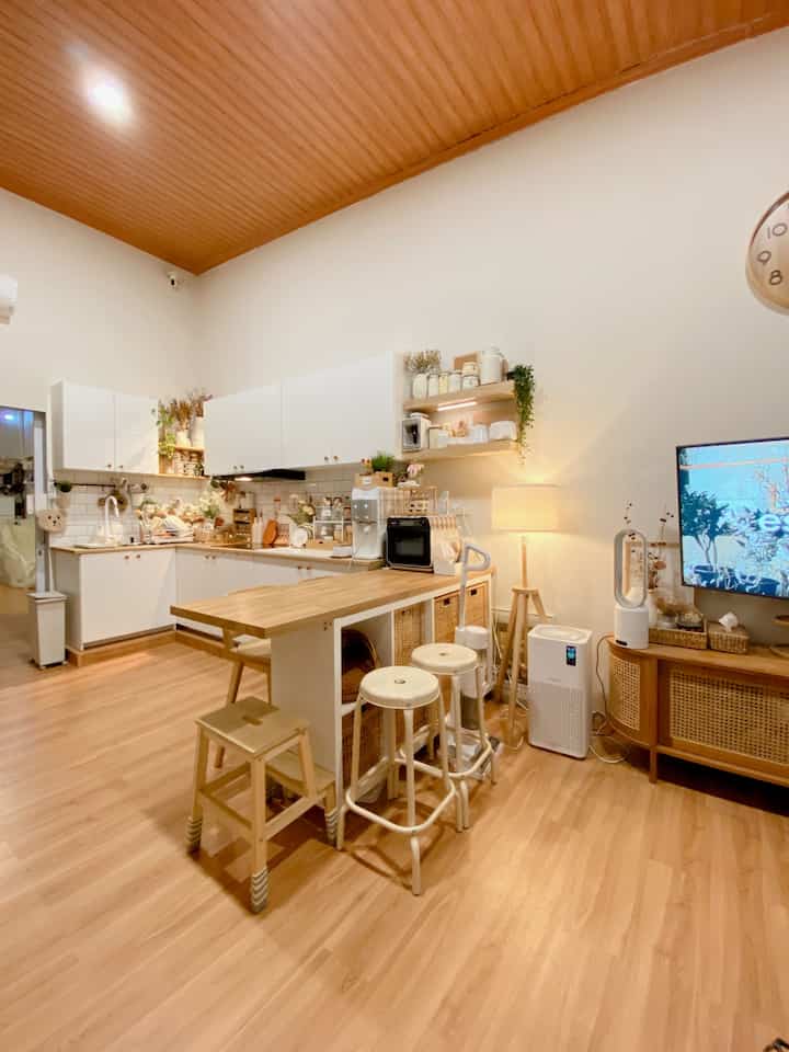 Cara styling dapur aku simple2 aja sih. Cuma mix n match warna2 netral putih, coklat dan hijau.  Ruangan dapur juga engga di sekat biar terkesan luas 😍🥰

#DapurMinimalis #DapurSegaris #DapurModern #DapurMungil #MakeoverDapur  #StylingDapur
#kylehome #knoxhult 