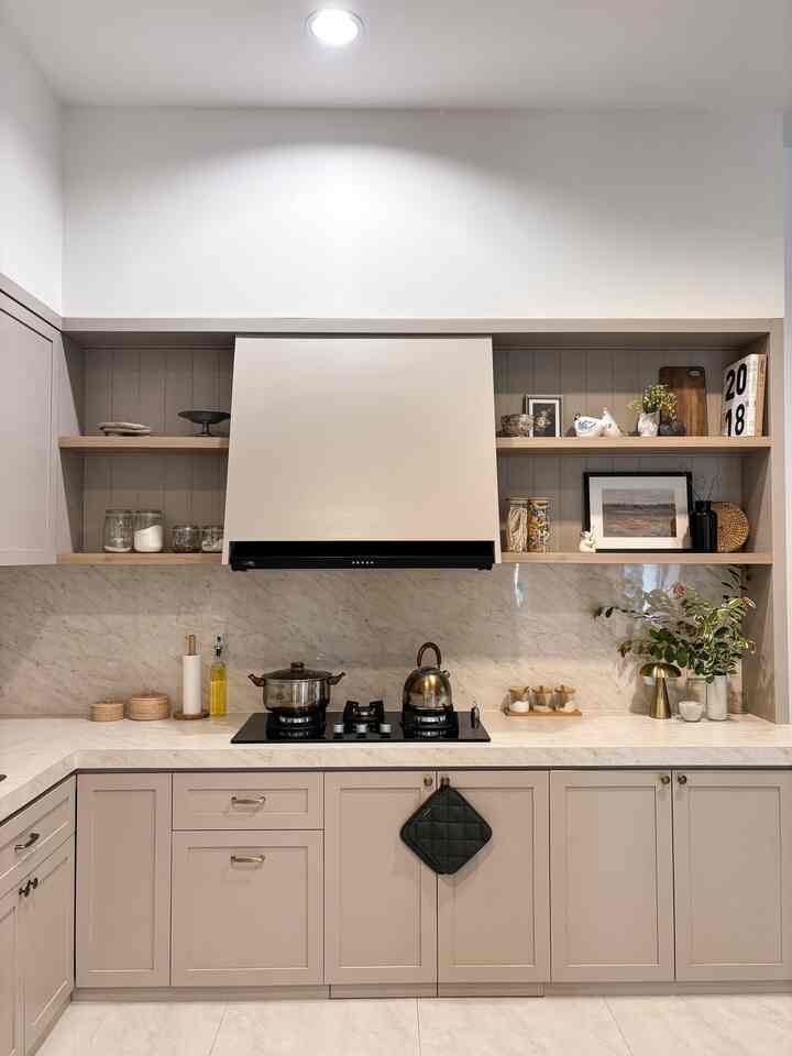 Karena dapur adalah area yang cukup high traffic, dan pasti digunakan setiap hari, kunci styling di dapur menurutku adalah menggunakan barang-barang yang bukan cuma cantik tetapi juga fungsional. Sehingga barang sehari-sehari juga bisa jadi elemen dekor menarik yang melengkapi styling dapur.
Contohnya, keranjang rotan dengan tutup untuk menyimpan bawang atau bumbu dapur lainnya, atau sekedar tempat minyak estetik yang bisa elevating look dari dapur. 
Jadi walaupun dapur tidak selalu bisa rapi, semuanya masih akan terlihat cantik di mata :))
#makeoverdapur #stylingdapur #kitchenset #kitchensetminimalia