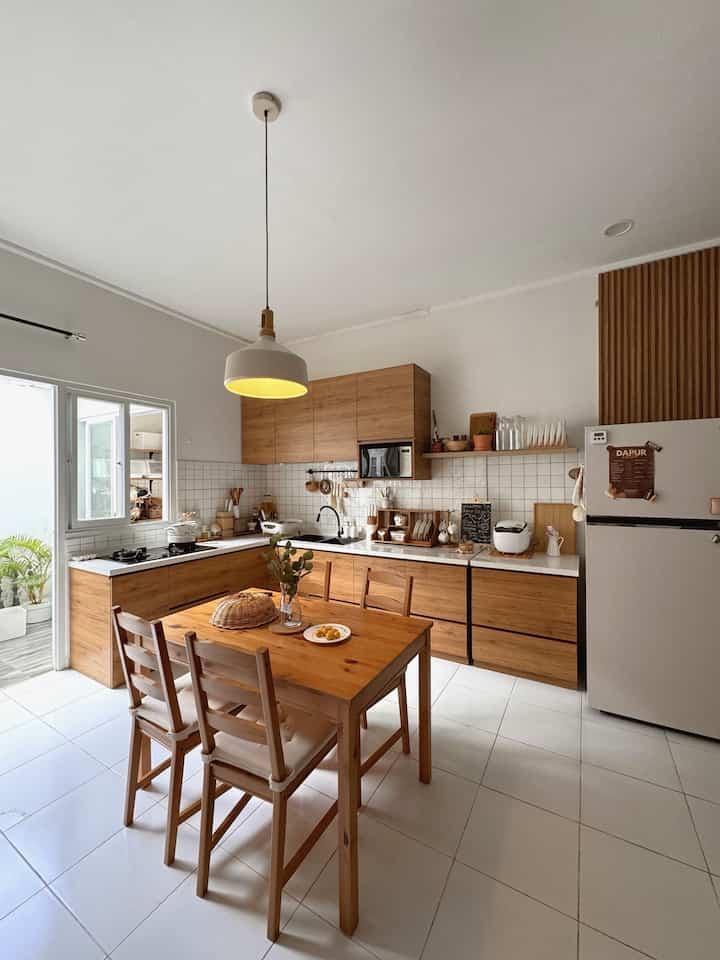 IDE DEKORASI DAPUR ALA KOREA 🍂

sebelum mulai mendekor pastikan lebih dahulu konsep yang mau kamu terapkan di dapurmu.

di dapur kami menggunakan furniture dan dekorasi bernuansa kayu terinsipirasi dari salah satu selebgram berasal dari indonesia yang memang dekorasi rumah terutama dapurnya sangat saya kagumi, juga banyak mencari referensi dari vlog-vlog homedecor Korea dari Youtube, semuanya sangat menginspirasi mulai dari pemilihan asesoris sampai warna kitchen wearnya yang semuanya senada, sungguh enak dipandang mata.

ada sedikit tips bagi yang memiliki budget terbatas agar dapur tetap terlihat estetik yaitu gunakan hanya satu sampai dua warna paling banyak dalam penataan dapurmu, penggunaan rak ambalan juga dapat menambah keindahan dalam penataan dapur.

#MejaMakanIkea #LampuGantungInforma #KitchensetMinimalis #DapurScandinavia #StikerDapur #RakPiringKorea #RakKayuJati #MakeOverDapur #StylingDapur