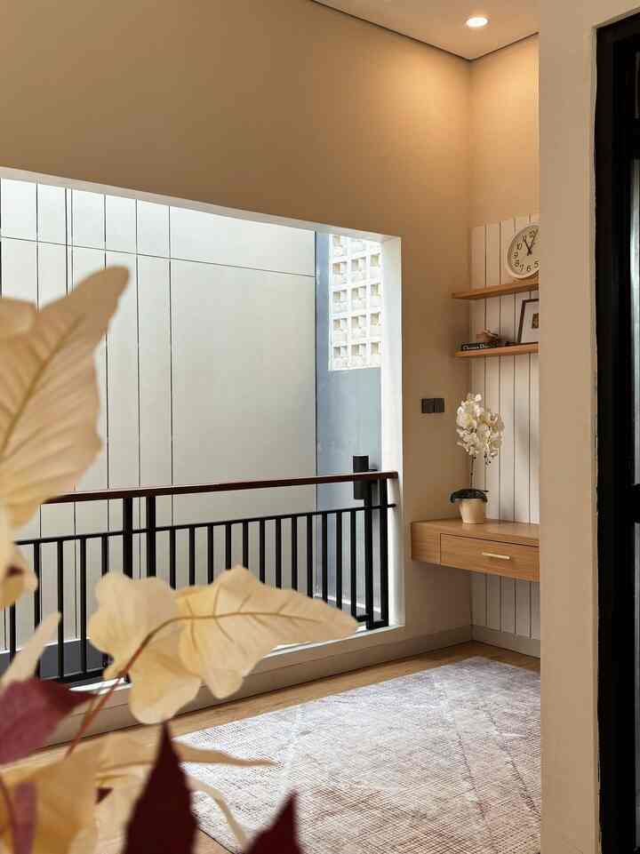 Beberapa best buy ku dibulan ini😍 karpet cantik dengan tone yang lembut, throw  blanket, dan vas estetik, bikin ruang kerja lebih stylish #spillbarangmurah #simplestyling #rekomendasiproduk #ruangkerja #workspace