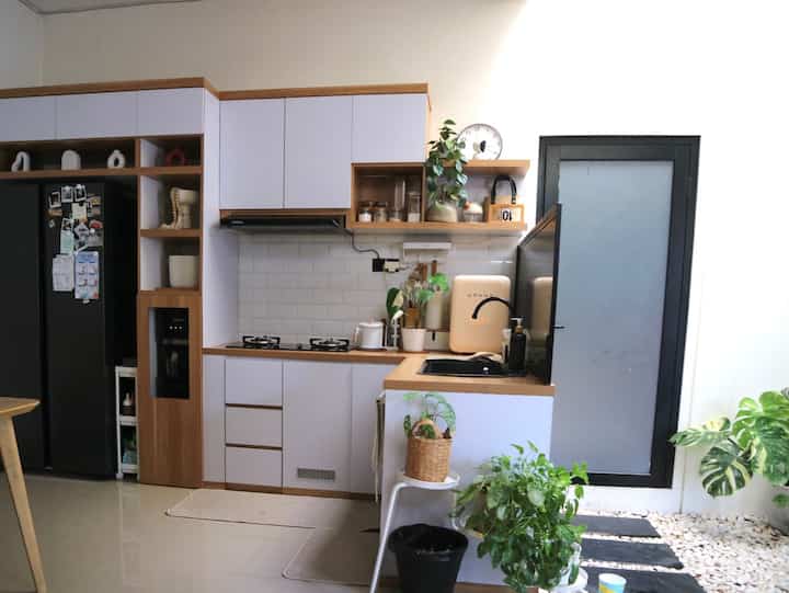 Kitchen was an esential things in casaaksadaru. 

Maunya tetep cakep, estetik dan tentunya fungsional. Pilihan kitchenset warna putih untuk kesan lebih bersih dan minimalis. Perabotan juga dipilih yang senada, motif kayu dan unsur putih. Semoga bisa menginspirasi yaaa ✨

#MakeOverDapur
#StylingDapur 
#KitchenSetMinimalis
#KeramikPutih
#Casaaksadaru 
#JarKaca
#PotIkea