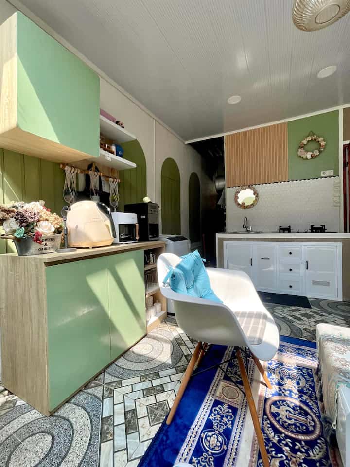 Styling hot kitchen yang simple karena tidak memakai kitchen set di atasnya, melainkan wall features seperti kombinasi mosaic tilles, PVC wall panel, dan cat menjadi pilihanku. Alasannya, karena ingin merubah suasana dapur tempur ini menjadi lebih simple dan tidak sesak dengan barang. Sebelumnya aku banyak menggunakan flowting shelves di atas backsplash sebagai tempat bumbu-bumbu masak. Namun, karena tidak rutin dibersihkan, malah floating shelves tersebut menjadi tempat menampung debu. Sekarang, aku lebih memilih meletakkan bumbu-bumbu kering dapur di bawah kompor agar lebih mudah dijangkau dan juga agar bagian atas kompor terlihat lebih minimalis. Untuk storage di bawah kompor aku memakai bahan Alumunium dengan daun-daun pintu ACP. Selain murah, bisa tahan air dan rayap juga. #MosaicTilles #PVCWallpanel #mdf #ACP  #MakeOverDapur #StylingDapur