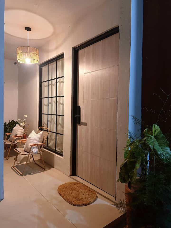 Top 4 Pembelian 🛒🛍️🏡🌿

Bulan ini aku pengen dekor area teras buat duduk-duduk santai sore atau malam hari. 
1. Kursi lipat outdoor
Akhirnya terasku ada kursinya… Dengan adanya kursi ini, jadi nambah deh spot bengong aku di rumah🤭 Aku pilih kursi lipat portable gini, jadi kalo mau dipindah-pindah jadi lebih gampang dibawanya.
2. Lampu Gantung
Karena udah beli kursi di teras, sekalian deh aku tambahin lampu gantung rotan biar terasnya makin estetik ☺️
3. Tanaman hias Epipremnum Pinnatum Variegata
Ini sih inceran aku dari bulan lalu, akhirnya beliii dan secantiikkk itu, seneng banget deh bisa nambah koleksi three color 🫶🏻
4. Tanaman hias Philodendron Burlemax
Tanaman hias ini cakeeppp tapi murah meriah. Bikin pojokan teras ini jadi seger kena sentuhan anak ijo yang nyegerin mata dan udara di rumah 🌿
Foto kondisi teras sebelum aku beli produk-produk ini ada di slide 5 (slide terakhir)
Seperti biasa, semua nya aku beli online, dan udah aku tag di atas ya bestie 🤍
#KursiLipat #KursiTeras #LampuGantung #LampuRotan #TanamanHias #SpillBarangMurah #RekomendasiProduk

