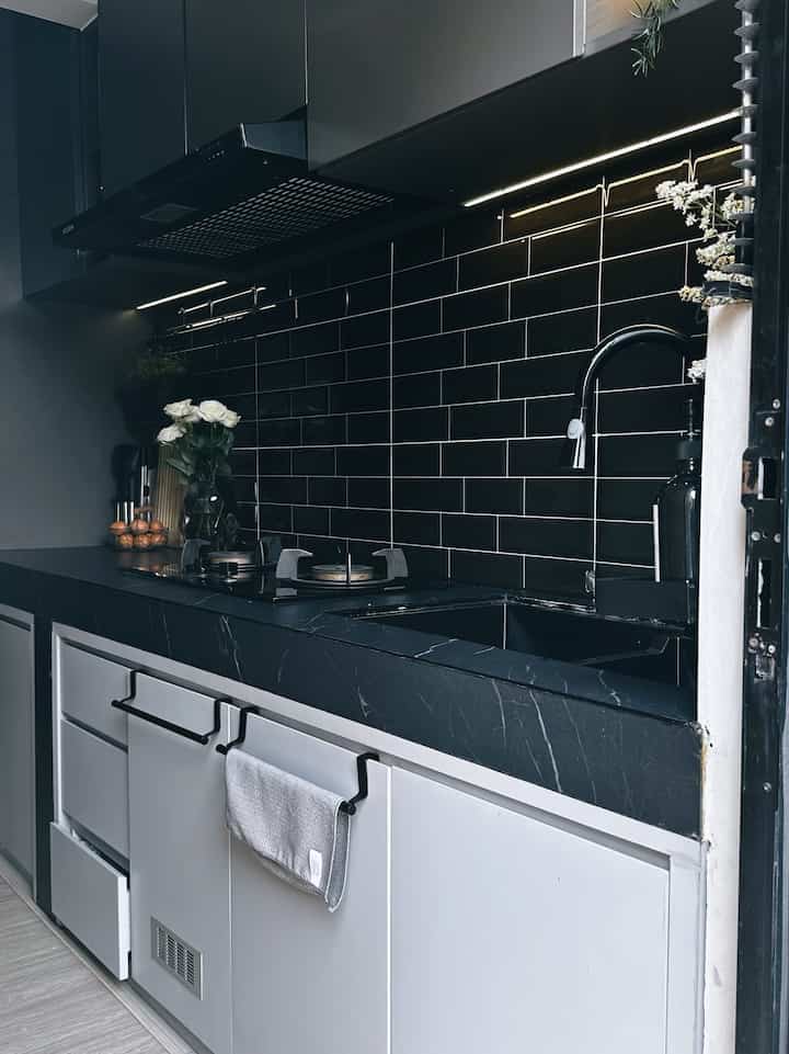 Dapur ini istimewa bagi kami karena desainnya yang simpel dengan dominasi warna hitam dan abu-abu. Kami juga menyukai bagaimana semua perintilan dapat ditempatkan di posisinya masing-masing tanpa terlihat oleh mata.

#makeoverdapur
#stylingdapur
#MinimalistKitchen #ModernDesign #BlackAndGrey #OrganizedLiving #FunctionalSpaces #HomeDecor #InteriorDesign #KitchenInspiration #BudgetFriendlyDecor #DIYDecor