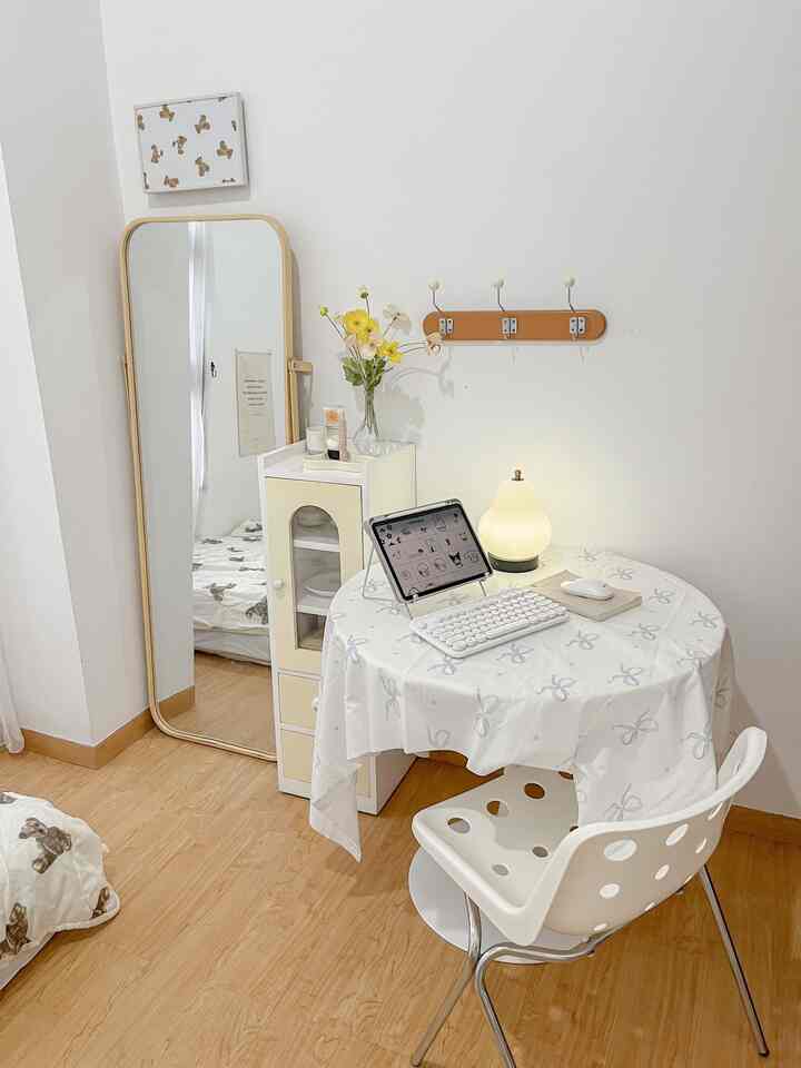 Karena sedang musim coqutte, sekarang pengennya apa apa yg ribbon ya dear 🤣.

Ini aku ada beli alas meja motif coqutte, ada set keyboard mouse, to do list 30rb, cermin ala pinterest, serta case ribbon juga tentunya.

10.10 kemaren baru kubeli semua, dan ya, datangnya cantik-cantik, tidak mengecewakan. Gimana menurutmu? 

#spillbarangmurah #rekomendasiproduk #alasmeja #taplakmeja #taplakmejacoquette #coquettehomedeco #alaskain #keyboardbluetooth 
