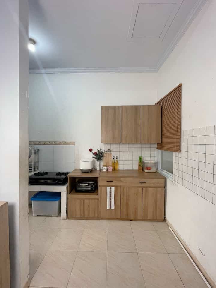 Dapur minimalis dengan sentuhan hangat dari material kayu 💫
⁣
🌿 Furniture & Dekorasi:
Aku menggunakan kitchen set dengan material kayu laminasi yang memberikan nuansa alami dan hangat. Selain itu, ada close storage yang sangat membantu untuk menjaga dapur tetap rapi. Lemari atas dan bawah ini sangat cocok untuk menyembunyikan peralatan dapur, sehingga area kerja tetap bersih dan terorganisir. Beberapa aksen dekoratif seperti botol minyak, toples penyimpanan yang fungsional, dan pernak-pernik kecil menambah karakter di dapur.

🌟 Inspirasi Kitchen Set:
Ide desain ini terinspirasi dari konsep industrial minimalis yang sering terlihat di Pinterest dan Instagram. Aku suka tampilan simpel tapi fungsional dengan sentuhan modern seperti handle hitam dan dinding backsplash dengan pola kotak-kotak yang timeless.

💡 Tips Low Budget Styling:

	1.	Pilih kitchen set atau furnitur yang ready-made (jadi), ini bisa lebih hemat biaya dibanding custom-made.
	2.	Gunakan close storage untuk menyimpan peralatan dapur, supaya tetap rapi tanpa harus mengorbankan estetika.
	3.	Dekorasi praktis seperti botol minyak, toples, atau talenan kayu bisa memberikan sentuhan cantik sekaligus fungsional.
	4.	Manfaatkan warna netral dan material alami seperti kayu untuk menghadirkan kesan cozy tanpa banyak elemen dekoratif yang mahal.

Dengan memanfaatkan close storage, dapur bisa tetap terlihat clean tanpa banyak barang yang berserakan di luar. Keindahan dapur bukan soal mahalnya dekorasi, tapi bagaimana kita memadukan fungsi dan estetika! 👌✨

#MakeOverDapur
#StylingDapur
#KitchenKabinet
#CloseStorageKitchen
#StickerBacksplash
#KabinetKayu