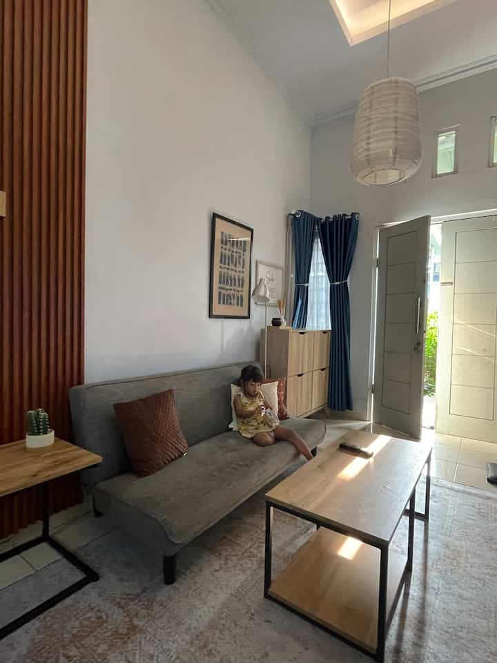 Bulan ini, aku memutuskan untuk menambah beberapa elemen baru di rumah, dan inilah top 4 pilihan pembelianku! ✨
⁣
🖼️ Karpet Rustic Abstrak Industrial:
Karpet ini langsung menarik perhatian begitu aku melihatnya! Teksturnya yang rustic dan aksen abstrak cocok banget untuk menambah karakter di ruang tamu. Selain itu, karpet ini bikin ruangan terasa lebih hangat dan nyaman. Pas banget untuk area berkumpul keluarga.

💡 Lampu Lersta dari IKEA:
Aku suka banget dengan cozy vibe yang diciptakan lampu ini di ruang tamu, terutama saat malam hari. Desainnya simpel, tapi cahayanya lembut dan bikin suasana santai. Cocok untuk spot baca atau sekedar ngobrol santai di sofa.

🌱 Daun Ketapang Artificial:
Meskipun hanya artificial, daun-daun ini benar-benar memberikan kesan segar di ruangan. Aku menaruhnya di sudut-sudut yang butuh sedikit kehidupan hijau. Tidak butuh perawatan, tapi tetap bisa memberikan suasana yang fresh!

🔦Luna Lampu Gantung:
Aku sudah lama ingin punya statement piece untuk ruang keluarga, dan akhirnya menemukan lampu gantung ini dengan sentuhan Japanese yang minimalis tapi tetap menonjol. Alasan aku memilihnya karena desainnya yang unik, tapi tetap sejalan dengan tema industrial minimalis di rumahku.

🛍️ Dimana Aku Menemukannya?

✨Karpet Rustic Abstrak: Ditemukan online, setelah scroll-scroll di marketplace!
✨Lampu Lersta IKEA: Tentunya, ini dari IKEA, favorit untuk produk-produk simpel tapi fungsional.
✨Daun Ketapang Artificial: Ini juga dari toko online, hemat budget tapi tetap memberikan sentuhan segar!
✨Luna Lampu Gantung: Aku menemukan ini di Informa saat windowshopping di offline stornya yang punya banyak koleksi lampu unik, dan termyata ini available di online shopnya juga.

Dengan sentuhan baru ini, rumah jadi terasa lebih nyaman dan sesuai dengan gaya personalku. Setiap item yang dipilih selalu punya cerita dan alasan tersendiri. 😊

#SpillBarangMurah
#RekomendasiProduk
#LampuGantung
#KarpetRustic
#TanamanArtificial
#TaskLamp
#LampuBaca