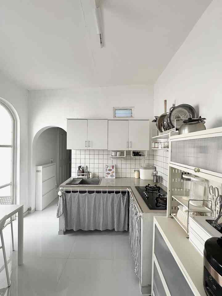 Dapur minimalis serba putih☁️🤍
Memaksimalkan ruangan kecil untuk mendapatkan banyak fungsi sekaligus, salah satu caranya dengan memilih perabotan & material rumah berwarna putih / setidaknya adalah warna netral.
Semuanya low budget & asal pemilihannya tepat, akan cocok di dapur kita✨
#KitchenSet #KitchenSetMinimalis #RakMinimalis #MejaMakanMinimalis #KursiMinimalis #MakeOverDapur #StylingDapur #kitchen