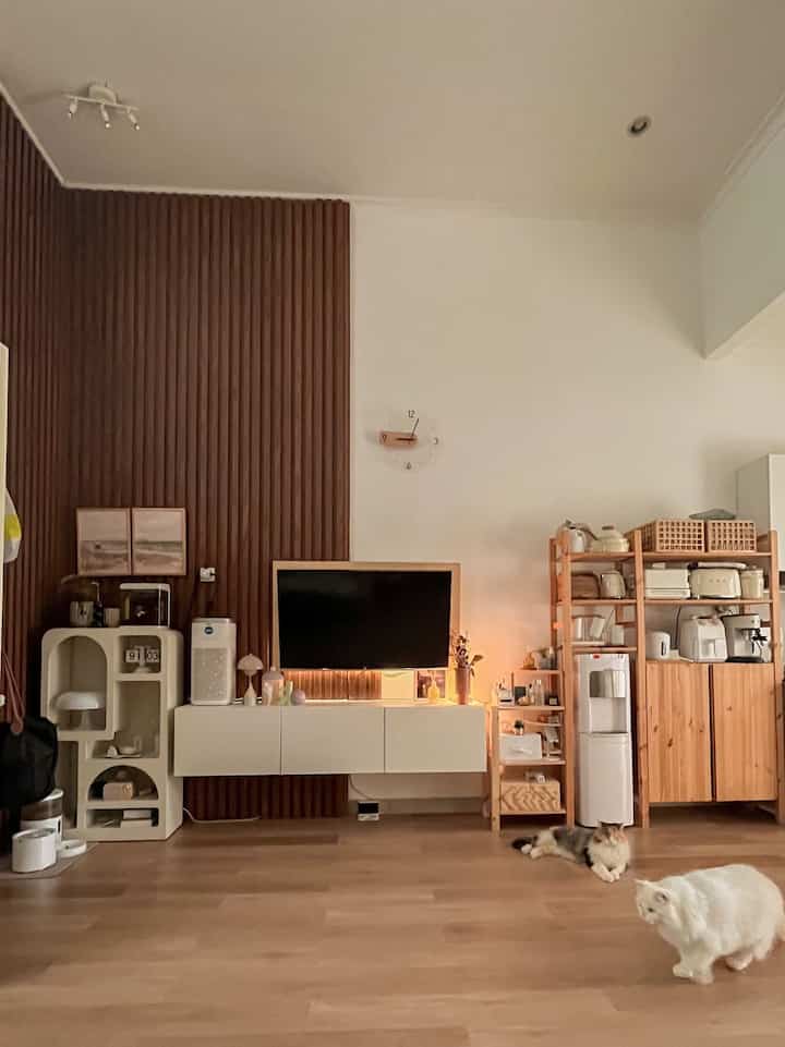 My top 4 purchases this month!  TV shelf from #IKEA and tissue cover, toothpicks holder, and vase ❤️ perfect on top of my TV shelf #SpillBarangMurah #RekomendasiProduk #RakTV #RakTVIKEA