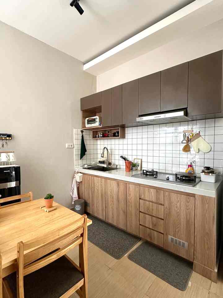 Styling dapur kecil minimalis✨

Area dapur ini menyatu dengan ruang makan. Agar terlihat lebih rapi dan clean, semua piring, sendok makan, bumbu dapur dan peralatan memasak di simpan didalam kitchen set.

Ingin menciptakan suasana baru, kami gunakan wallsticker dengan pola kotak pada bagian top table, yang kalau bosan tinggal di lepas. 

Untuk dekorasi, beberapa hasil fotobox kami pajang di kulkas dengan menggunakan magnet mini kaktus warna warni, so cute🫶🏻

Beginilah suasana dapur di siang hari yang terik. cukup terang karena terdapat jendela besar di area ini, tepatnya berada di depan kitchenset.

#kitchenset
#kitchensetsegaris
#dapurkecil
#dapurminimalis
#ruangmakan
#wallpaperdinding
#dapurmungil
#MakeOverDapur
#StylingDapur

