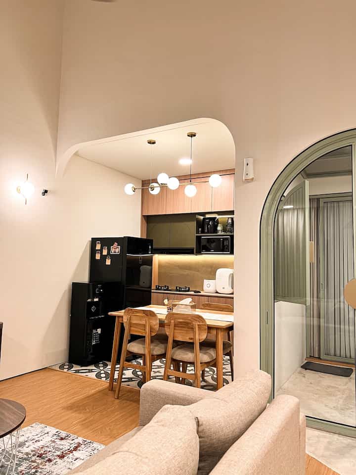 Dapur & ruang makan @zenhouse.id punya vibes yang beda ketika malam dan siang hari. Jadi kemarin Sabtu Bekasi tuh mendung banget nah pas difoto, ternyata cahayanya berbeda😍

Ohiya, dapur kami itu selalu dapat natural lighting guys. Tiap pagi sinar matahari masuk lewat jendela lengkung di ruang keluarga. Terus di sebelah kanan dapur tuh juga ada jendela lengkung yang selalu kami buka buat nambah penghawaan & pencahayaan.

Space dapur emang compact jadi kami coba optimalin ruang kosong di kitchen set buat jadi tempat preparation ketika masak. Nah karena itu juga kami mikir, harus cari material table top yang gampang dibersihin dan gak gampang minyakan nih. Alhasil pilihan kami jatuh pada Quadra “Bassaltina Panna” yang materialnya oke banget. Mudah dibersihkan, terus once kena minyak engga sampe mengkilap dan susah dibersihkan. Bonusnya, warna ini juga sesuai dengan tone warna rumah kami.

Terus pas diskusi sama arsitek kami, kami ditanya, prefer kitchen island atau meja makan? Jadi setelah diskusi berdua, akhirnya kami pilih meja makan alih-alih kitchen island biar bisa duduk di meja makan dan cerita-cerita setelah melalui hari yang panjang🥰🥰🥰

Sebenernya kitchen island bisa juga utk tempat makan sih, cuma kami berpikir kayanya tinggi dan size kursi akan beda dari meja makan biasa. Takutnya akan berpengaruh ke kenyamanan kalo mau duduk lama-lama 😂

Nah, kalo kamu tim yang suka dapur minimalis atau luas nih? Share yuk!

#makeoverdapur #stylingdapur #dapur #inspirasidapur #inspodapur #kitchenset #kitchensetminimalis #hpltaco #mejamakankayu #nirogranite #homedecor #homeinspo #rumahminimalis #inspirasirumah #ruangmakan #inspirasiruangmakan #quadra #tabletopkitchenset