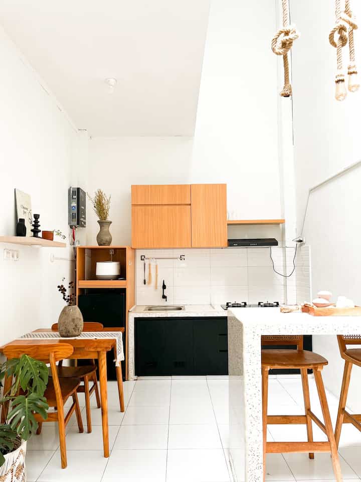 Di lihat dari tone warnanya keliatan ya styling yg kami terapkan di kitchen kami adalah tema kayu /tone kayu. Kenapa memilih tema tone ini karena selain menciptkan kesan aestetic , selain itu terlihat kitchen terasa terang dan terlihat bersih .
#KitchenSet #kitchensetminimalis #makeoverdapur #stylingdapur #mejamakanminimalist #kursibar 