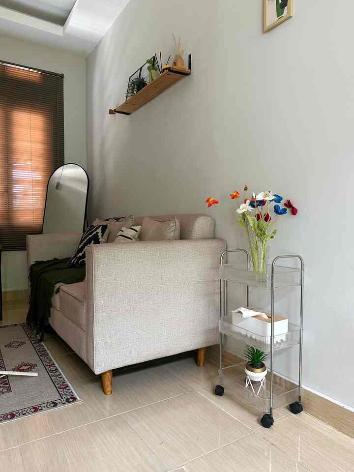 Spall spill Top 4 best buy dirumah 🛒🛍️

•Rak Troly Transparant
Rak serbaguna ini berbahan akrilik dan tebal, digunakan untuk menaruh vas bunga dan dekorasi lainnya. Mudah di geser untuk pindah tempat karena terdapat roda pada bagian bawah.

•Standing Mirror
Cermin berukuran 50x150, looksnya yang elegan dengan model arch berwarna hitam. Selain untuk dekorasi, cermin ini sering digunakan untuk spot foto ootd.

•Wall Hanger Colour Ball
Ini adalah salah satu best buyku di bulan ini, modelnya yang unik dengan bola warna warni.
Berada di area ruang tamu, jika teman atau kerabat datang bisa meletakan tas,jaket dan barang lainnya di sini.

•Blocks Flowers
Iseng beli, dan ternyata lucu. Dengan bentuk bunga matahari, sebagai dekorasi di atas lemari TV. Best buyku juga di bulan ini, jadi pengen nambah koleksi bunga yang lain🌻

#SpillbarangMurah
#RekomendasiProduk
#livingroom
#ruangtamu
#pintuminimalis
#raksusun
#gantunganlucu
#selimutsofa
#cushionsofa
#standingmirror
