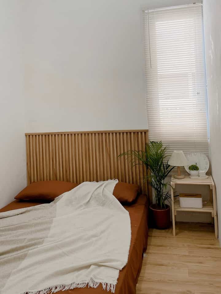 Top 4 purchased home decor item🏡

- Wallpanel : Wallpanel bisa membuat kamar lebih estetik dan nyaman dengan tekstur dan warna tambahan. Selain itu, bisa membantu meredam suara dan melindungi dinding.

- rak 2 susun : Rak 2 susun kayu, solusi praktis dan stylish untuk kamar yang rapi dan tertata.

- lampu tidur : Lampu tidur kayu dengan kap putih, sentuhan hangat dan minimalis untuk suasana tidur yang lebih nyaman.

- dekorasi meja : Dekorasi meja dari semen putih, menambah kesan bersih dan modern dengan tekstur alami yang elegan di kamar.

#SpirBarangMurah
#RekomendasiProduk
#WoodPanel
#KamarMinimalis
#DekorasiKamar
#CatKamar
#Rakkayu