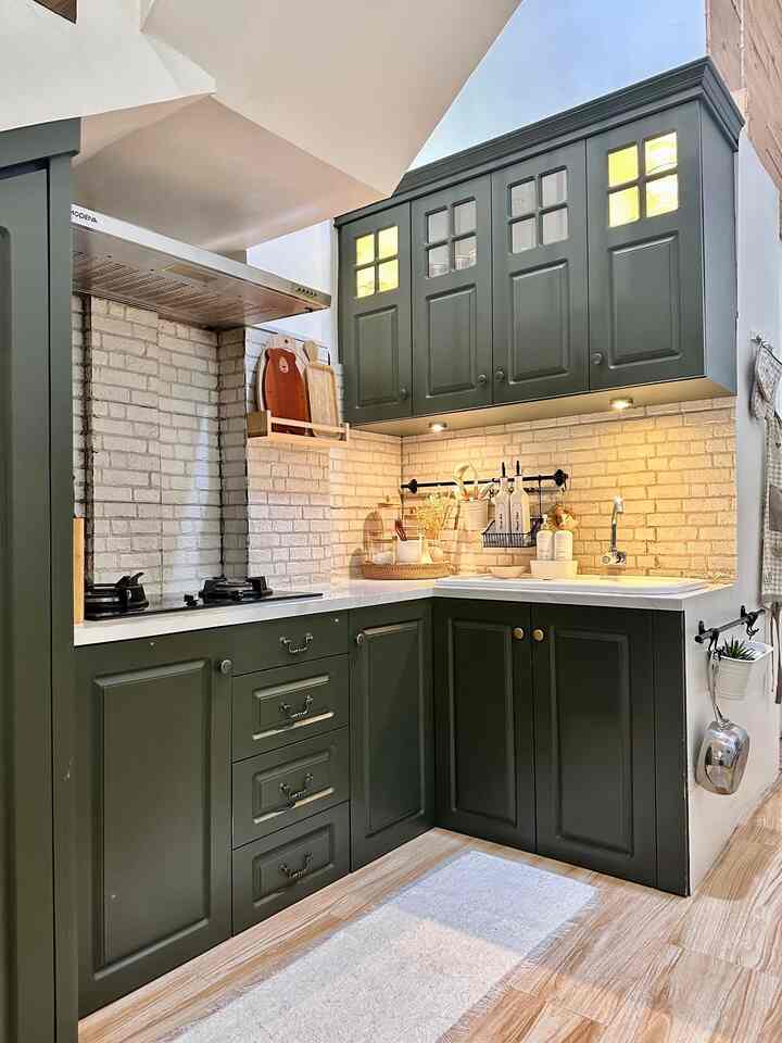 Ini merupakan dapur satu satunya di rumah kami, setiap selesai memasak pasti langsung dibersihkan termasuk juga penataan peralatan memasak dan beberapa perintilan diletakkan ditempat yang mudah dijangkau saat proses masak memasak. Warna kabinet dioplos dari 2 warna (army green + yellow) agar dapat warna yang diidamkan

#warnakabinetdapur #kabinetkayu #dapurmungil #makeoverdapur #stylingdapur #bandaaceh #livewithkids