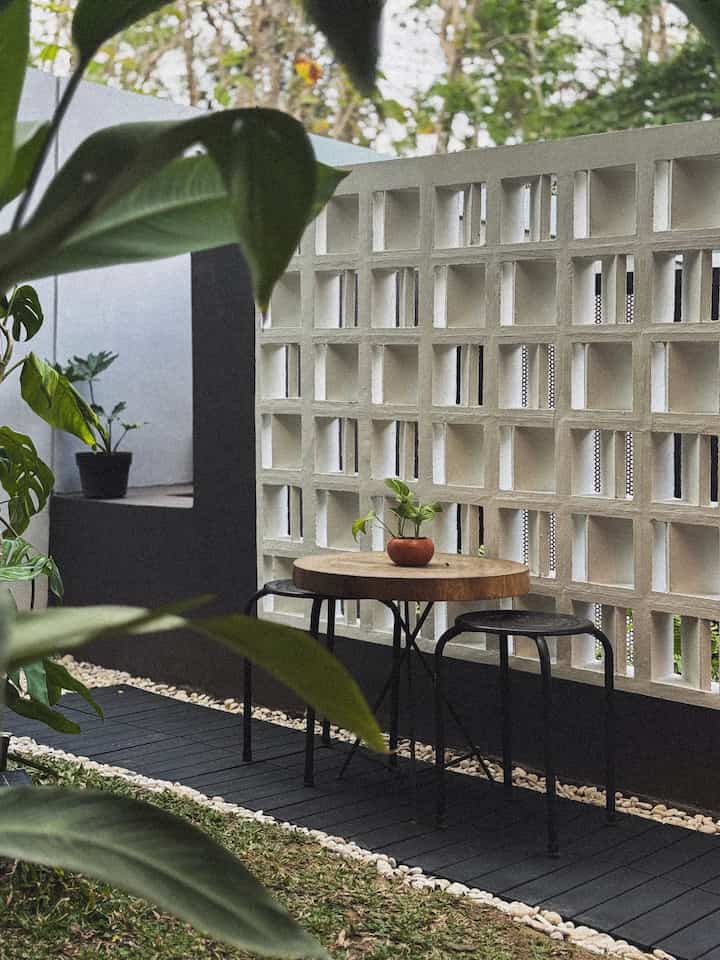 ✨ Top 4 pembelian di Dasa Cavana bulan ini ✨

1. Decking PVC untuk area teras. Agar tidak kotor kalau langsung ke tanah, aku tambahkan decking pvc dan juga batu putih. Tentu ini murah meriah!

2. Lampu susun 3. Ini bisa jadi rekomendasi untuk kalian juga lho untuk menambah suasana mid century modern di ruang keluarga. 

3. Kitchen runner. Kitchen runner motif garis ini bikin area dapur jadi lebih dinamis. 

4. Lampu gantung kabel 5M dan juga Rambatan Tanaman. Karena rumah ini sebagian besar dekorasinya adalah minim budget, ini adalah solusi untuk menambah terang halaman belakang, sekaligus membuat area belakang sedikit redup saat siang hari. 

Kalau dirumahmu gimana nih top 4 barang bulan ini?

#Lampu #Lighting #Lamp #LampuMidCentury #Decking #KitchenRunner #Karpet #LampuGantung #SpillBarangMurah #RekomendasiProduk