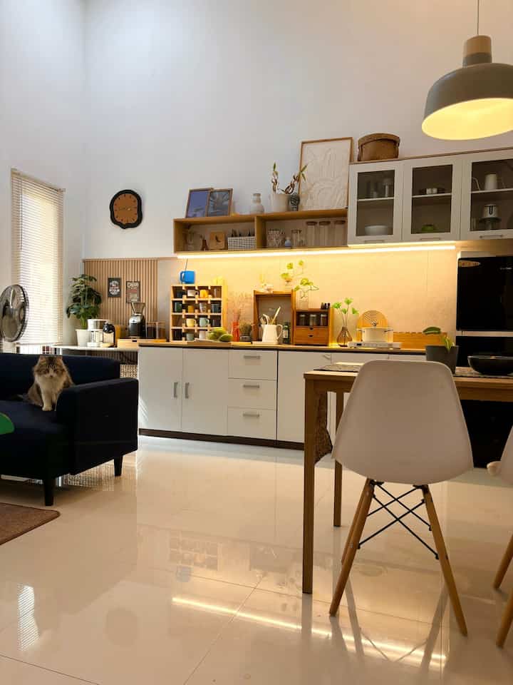 Hola from kitchen dengan ambience warna kekuningan yang menyatu dengan ruang tamu. Idenya sih biar cozy dan nyaman kayak di kafe, karena aku suka ngopi banget. Hehehe…

#KitchenSetMinimalis 
#inspirasibacksplash
#KitchenOnBudget
#Inpirasidapurmurah
#MakeOverDapur
#StylingDapur