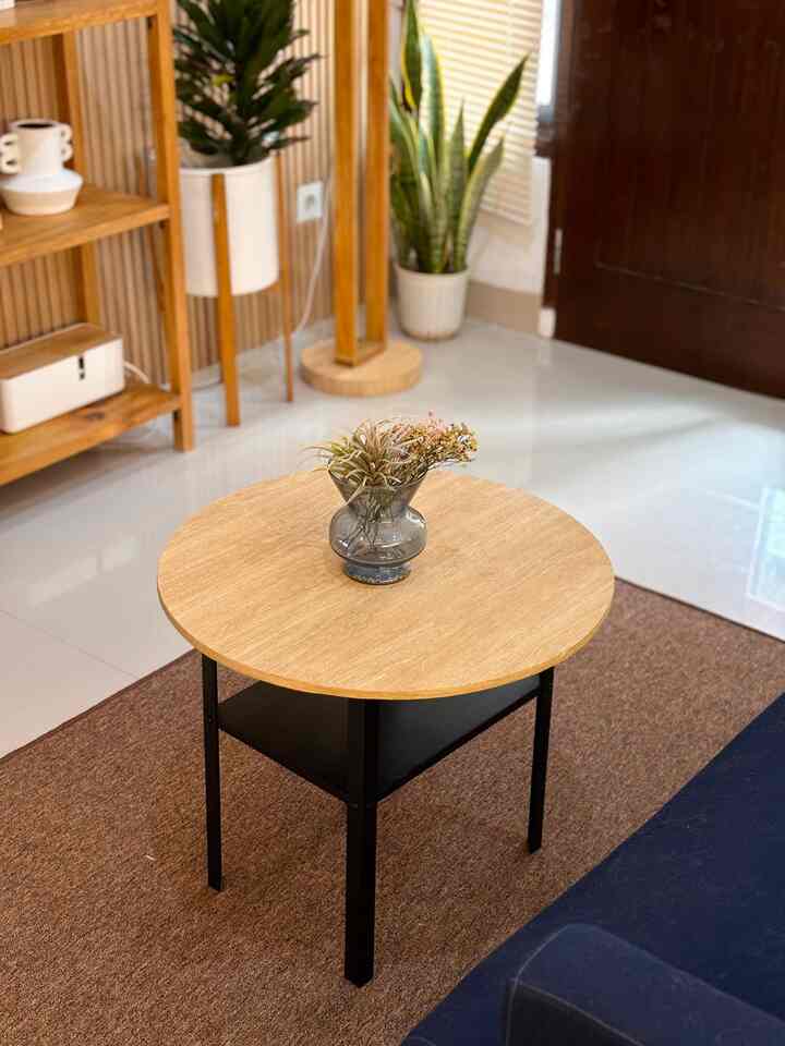 Aku tidak beli barang baru bulan ini, tapi berikut ini adalah best buy yang aku gak menyesal belinya:
- Meja pendek Ikea Knarrevik yang aku modif bagian atasnya dengan kayu bulat.
- Meja makan Ikea Sandsberg yang aslinya hitam, aku tambahin kertasive motif kayu. Meja ini murah dan super kuat. Andalanku kalau butuh pijakan untuk memasang lampu.
- Lampu meja Arstid. Lampu ini murah tp bahannya bagus banget. Modelnya classic jadi cantiknya timeless.
- Wallpanel Tridee motif butternut. Ini game changer di rumahku. Satu hal yang menyatukan sekaligus menegaskan tema ruangan secara keseluruhan.

#wallpanelkayu
#wallpanelmurah
#mejamakanmurah
#pelapiskayu
#SpillBarangMurah
#RekomendasiProduk