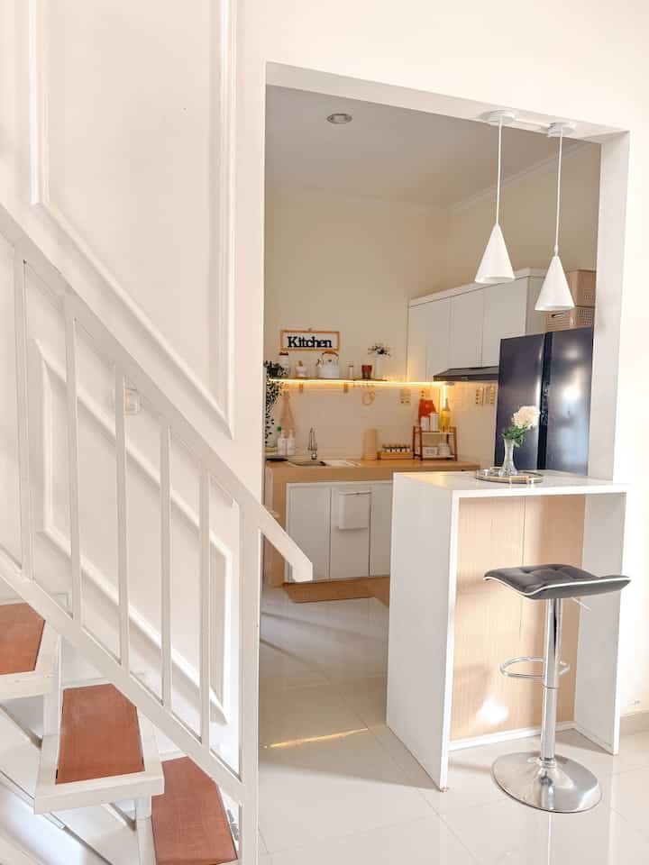 • Mini Kitchen with minibar •

Styling dapur di rumah ini sederhana, intinya gini :
- ada minibar di antara ruang keluarga dengan dapur
- menggunakan kitchen set atas sebagian dan sebagiannya rak menggunakan ambalan untuk pajangan pemanis supaya tidak terlalu kaku 
- dominan dengan warna wood & white 
- fun factnya, backsplash dapur dan top table dapur serta bawah meja minibar hanya menggunakan wallpaper untuk mencapai warna wood & white ✨

#Catdapur #WallpaperDinding #TopTable #TempatSampahDapur #Artificial #RakAmbalan #KulkasMurah #KursiMinibar #KesetDapur #LampuLEDDapur #MakeOverDapur #StylingDapur