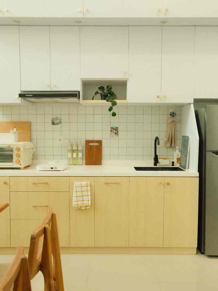 Penggunaan tanaman artificial dan hiasan dinding menambah kesan manis dan hidup di Dapur Damaruma. Karena konsep dapur minimalis dengan banyak kabinet tertutup, saya hanya menata peralatan masak yang sering dibutuhkan saja, yang di display di top table kitchen set. Sisanya dimasukkan ke kabinet atas dan bawah untuk menghilangkan kesan dapur yang penuh. Karena top table ini hanya berukuran 2,3 meter include dengan sink.

#KitchenSetMinimalis #KitchenSetKorean #BacksplashGingham #KitchenSetPVC #KitchenSetPlywood #TopTableSolidSurface #MakeOverDapur #StylingDapur #DapurSegaris

