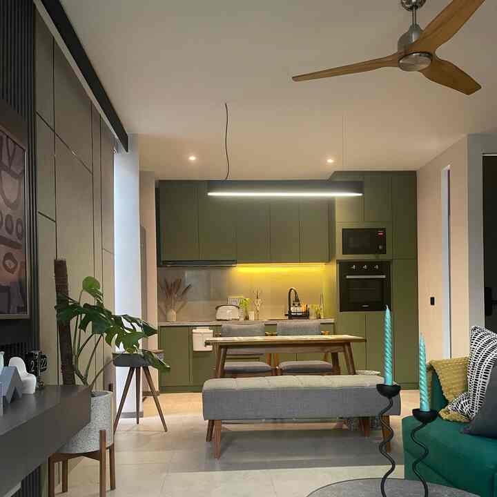 Karena area terbatas, saya mengusung tema open space..untuk styling kitchen saya hanya menaruh barang-barang yang dirasa perlu dan hanya menambahkan vas dan bunga artificial untuk aksen. 
Untuk menghemat budget, saya menggunakan material HPL dengan warna hijau doff untuk kitchenset.
#DapurMungil
#DapurSegaris
#MakeOverDapur
#Kitchenset
#StylingKitchenset