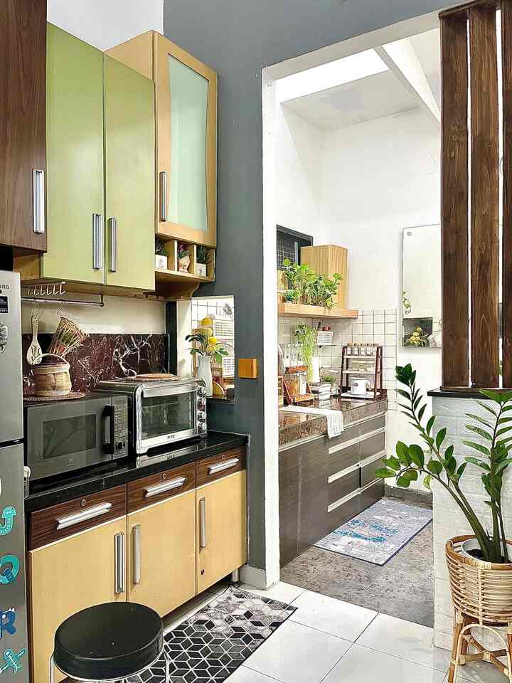 Styling Dapur 🍳

Caraku membuat dapur lebih nyaman salah satunya menggunakan keset dapur supaya saat beraktivitas di dapur kaki lebih nyaman dan hangat. Selain itu kami menggunakan home appliance yang multifungsi seperti microwave dan oven untuk memudahkan pekerjaan didapur. Untuk memasak sendiri menggunakan pan anti lengket dengan warna netral. Kami mengganti backsplash supaya lebih estetik menggunakan walpaper vinyl low budget dengan motif korean style.

#MakeOverDapur
#StylingDapur
#KesetDapur
#HomeAppliace
#wallpaperEstetik
#DapurMinimalis 
#DapurModern