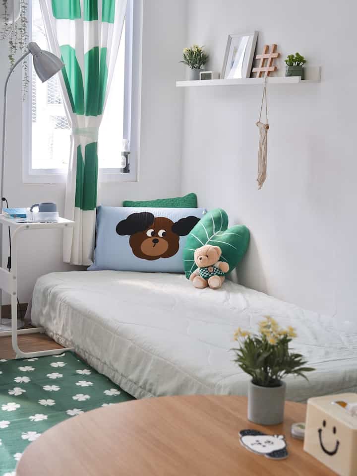 Kalau ada yang bilang shopping itu therapeutic, aku totally agree, lol. Nggak selalu harus belanja yang heboh, cuma printilan kecil aja yang cute tapi tetap fungsional. Here are my four best items this month:✨

 1. Cute dog pillow cover🐶: menurutku, sarung bantal yang unik bisa bikin statement di kamar. Ini jadi seperti focal point yang bikin kamar jadi lebih hidup.

 2. Mini foldable container: super praktis buat nyimpen barang-barang kecil kayak stickynotes, paper clips, hekter. Semua jadi lebih rapi dan gampang diambil.

 3. Storage set yang akhirnya bikin rak dalam lemari lebih organized. Barang-barang yang tadinya berantakan sekarang punya tempat sendiri, jadi tetap rapi walaupun letaknya tersembunyi di dalam lemari.

 4. Scented candles dari Scent & Light: favoritku yang varian Sakura and Pear, wanginya tipe yang manis tapi fresh, bikin suasana kamar lebih calming dan relaxing.

Kadang, barang printilan yang kecil tapi fungsional dan estetik emang bisa kasih efek besar ke suasana ruangan (dan hati) kan?😄

#pillowcover #sarungbantal #foldablecontainer #minibox #storageset #scentedcandle #cushion #mejasamping #summerblanket #spillbarangmurah #rekomendasiproduk #dalkomspace