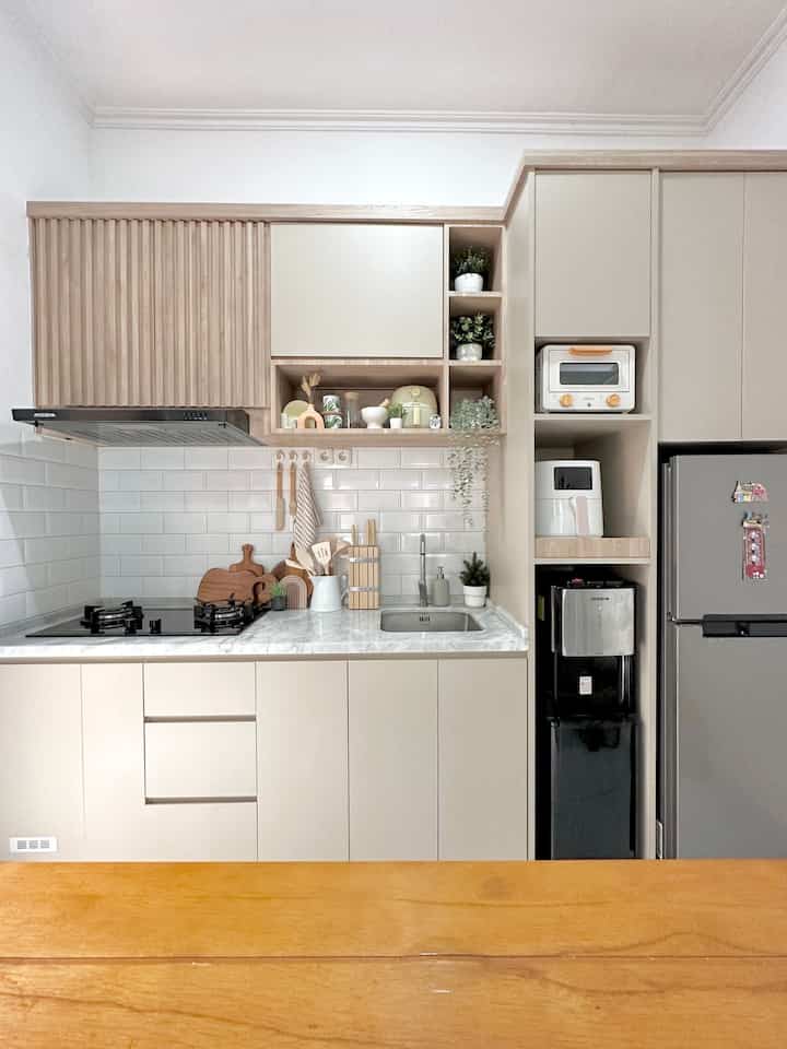 Untuk styling dapur di Rumah, aku mencari inspirasi di sosmed lalu menggambar sendiri kitchen set yang disesuaikan dengan luas di Dapurku yaitu 3 x 2 meter. Untuk variasi kitchen setnya aku sengaja membuat rak rak terbuka untuk meletakkan beberapa dekorasi supaya lebih estetik. 

#MakeOverDapur
#StylingDapur
#kitchensetminimalis
#kitchenset
#hplaica
#dapurminimalis