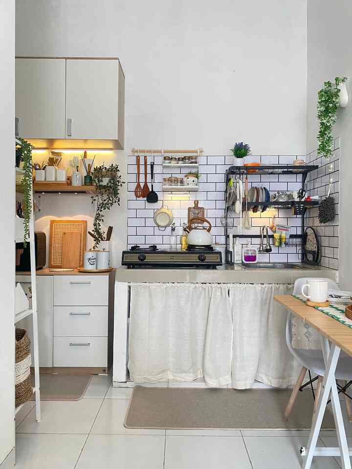 Styling Dapur Segaris

Di dapur segaris ini aku buat lebih cantik dengan menambahkan item item ini : 
* wallpaper vinyl based wrn putih
* Aku tambahkan kitchen set (gantung dan buffet) untuk tempat cookware dan barang dapur tentunya
* Karena belum ada kitchen set yg di area wastafel jd aku pakai gorden kolong dapur supaya gak terlihat berantakan
* Menambah rak gantung untuk tempat bumbu dan sutil
* Gak lupa tanaman gantung supaya dapur terlihat lebih segar
• Untuk perintilan dapur lainnya aku tambahkan nampan rotan, lampu led, lazy susan, dll
* Oh ya, 1 lagi keset panjang semakin mempercantik dapurnya  

#kitchenset #kitchensetminimalis #wallpaperdapur #kesetdapur #tanamangantung #rakgantung #spillbarangmurah #rekomendasiproduk #lazysusan #nampanrotan #wallpapervinyl 