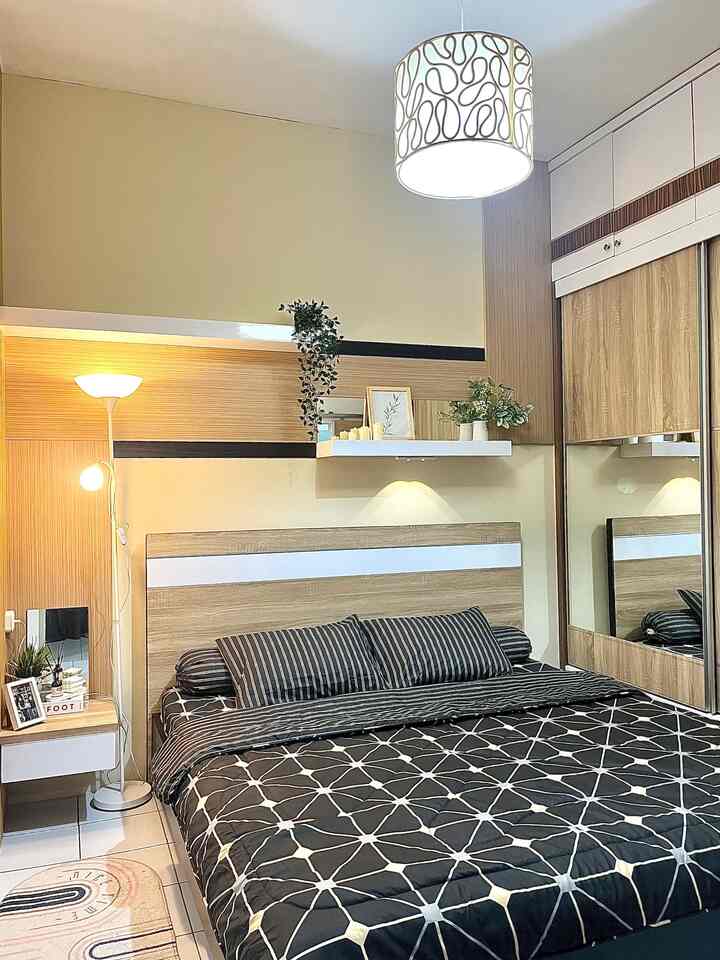 Spill 4 Item Terbaru Di Kamar Utama

1. Bedcover & sprei 
Perpaduan dinding berwarna cream dan bedcover sprei berwarna bold menurutku cocok, kamar semakin warm. Mengganti bedcover & sprei sangat efektif untuk merubah suasana di kamar.

2. Bantal & Guling Memory Foam
Kenapa kami memilih bantal memory foam? Karena aku khususnya lebih suka bantal yg lebih tinggi dan tidak mudah kempes jadi tidak perlu memaki banyak bantal. Lebih awet dan lebih nyaman saat tidur.

3. Dekorasi berbentuk bubble
Dekorasi bubble berbahan concrete menambah keestetikan dikamar harganya sangat murah under 10 K

4. Jam Meja Estetik
Karena di dekat tempat tidur belum ada jam maka kami menambahkan jam meja, desainnya estetik cocok juga sebagai item dekorasi di kamar.

#SpreiEstetik #JamMejaEstetik #BubbleConcrette
#SpillBarangMurah
#RekomendasiProduk
#KamarTidurEstetik
#InspirasiKamarTidur
#KamarTidurUtama


