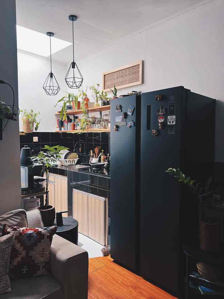 Halo Tetangga Kimkim 👋🏻

Ini dapur mini yang ada dirumah Kimkim
Dapur sederhana, tp sangat cukup u/ kami. Saya mendapatkan inspirasi dari pinterest. Backplash & top table nya berwarna hitam agar tidak mudah terlihat kotor. 
Mungkin ini jg salah dapur low budget, ini tidak pakai cabinet atas, tapi diganti jadi ambalan kayu kokoh, yang pastinya bisa menghemat budget

#Kulkas2pintu
#CabinetHPL
#LantaiSPC
#CastIronPan
#AmbalanKayu
#BesiSikuAmbalan
#MakeOverDapur
#StylingDapur