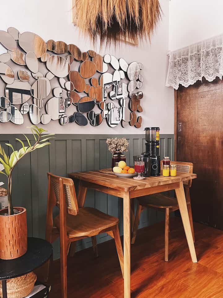 Halo Tetangga Kimkim 👋🏻

Berikut 4 barang top buy bulan ini
1. Slow Juicer dari Ecohome
       Aku beli waktu ada flashsale di Shopee jadi harganya murah banget. aku beli karna mau menjalani hidup sehat, dengan minum pressed juice setiap hari. Aku dapet harga di 1.6jtan (normalnya 1.9jt)
2. ⁠Botol kaca estetik
       Sebenernya ada banyak model botol kaca, tapi aku suka model jar ini. Fungsinya u/ menyimpan pressed juice dikulkas agar tahan 5 hari, karena tutupnya yg kedap udara & juga lebih terlihat estetik. Harga satuannya cuma 4ribuan
3. ⁠Gelas kaca estetik
       Gelas kaca ini aku repeat order, karena emang secantik itu ❤️ berasa di cafe kan. Harganya cuma 15rb 
4. ⁠Piring salad
       Aku pilih salad plate ini selain murah tapi kualitasnya gak kaleng2, tebal dan berat. Modelnya juga ala rustic gitu. Lagi-lagi, jadi berasa lagi di restoran / cafe  hihi. Harganya waktu itu aku beli lg diskon jadi 30rban aja

#SlowJuicer
#BotolKaca
#BotolJar
#PiringSalad
#PiringEstetik
#GelasKaki
#GelasEstetik
#RuangMakan
#MejaMakanKayuJati
#KursiKayuJati
#Wallbatten
#SpillBarangMurah
#RekomendasiProduk