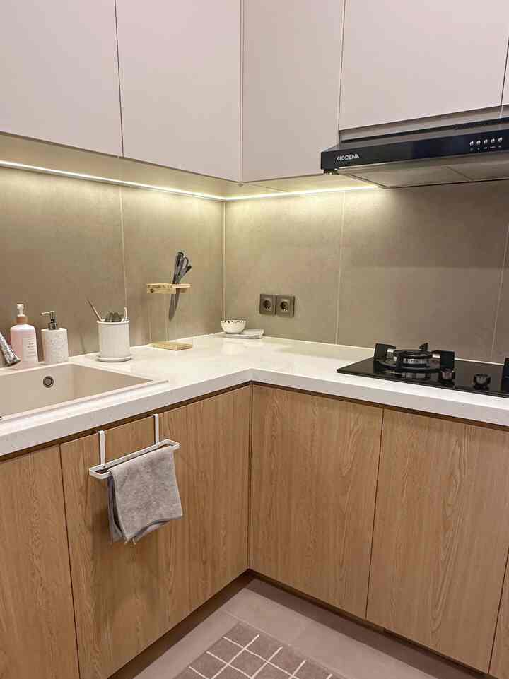 Kami membuat kitchen set dengan banyak storage, tetapi warna2 netral di dapur kami membuat dapur kami tidak terkesan sempit 🧑‍🍳🍳🥘

Bisa juga ditambahkan tanaman2 mini☘️🍀
 
#KitchenSetMinimalis #kitchensetjapandi #kitchenbacksplash #MakeOverDapur #StylingDapur
