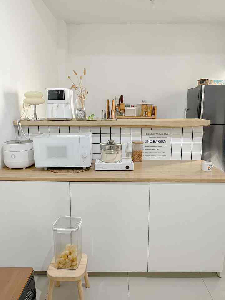 Setelah mengganti look backsplash pakai stiker ini, look dapurku jadi keliatan cantik 😍.

Padahal stikernya murah aja lo, bisa berdampak banyak di dapurku ini.

#makeoverdapur #stylingdapur #kitchenset #kitchensetminimalis #walpaperdinding #walpaperdapur #backsplashestetik