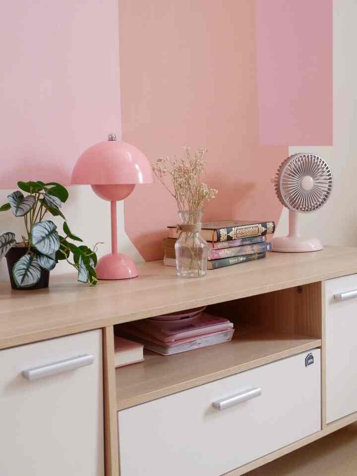 4 top products yang aku beli bulan ini jatuh kepadaaaaa :
1. Vas bunga keramik dengan bunga kering
2. Lampu jamur 
3. Teapot set 
4. Kipas retro

Mostly barang-barang yang aku suka untuk dekorasi ruangan. Selain warnanya menarik, sesuai dengan tema keseluruhan rumahku. Tapi teapot emang aku gunakan untuk me time bareng suami ☺️

#spillbarangmurah #rekomendasiproduk #vasbunga #kipasretro